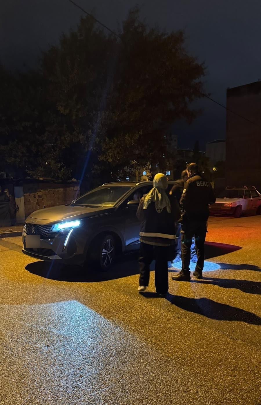 YILDIRIM İLÇESİNDE POLİS EKİPLERİNCE 300 PERSONELİN KATILIMIYLA SABİT VE HAREKETLİ YOL UYGULAMASI İLE UMUMA AÇIK İŞ YERLERİNE YÖNELİK DENETİM GERÇEKLEŞTİRİLDİ