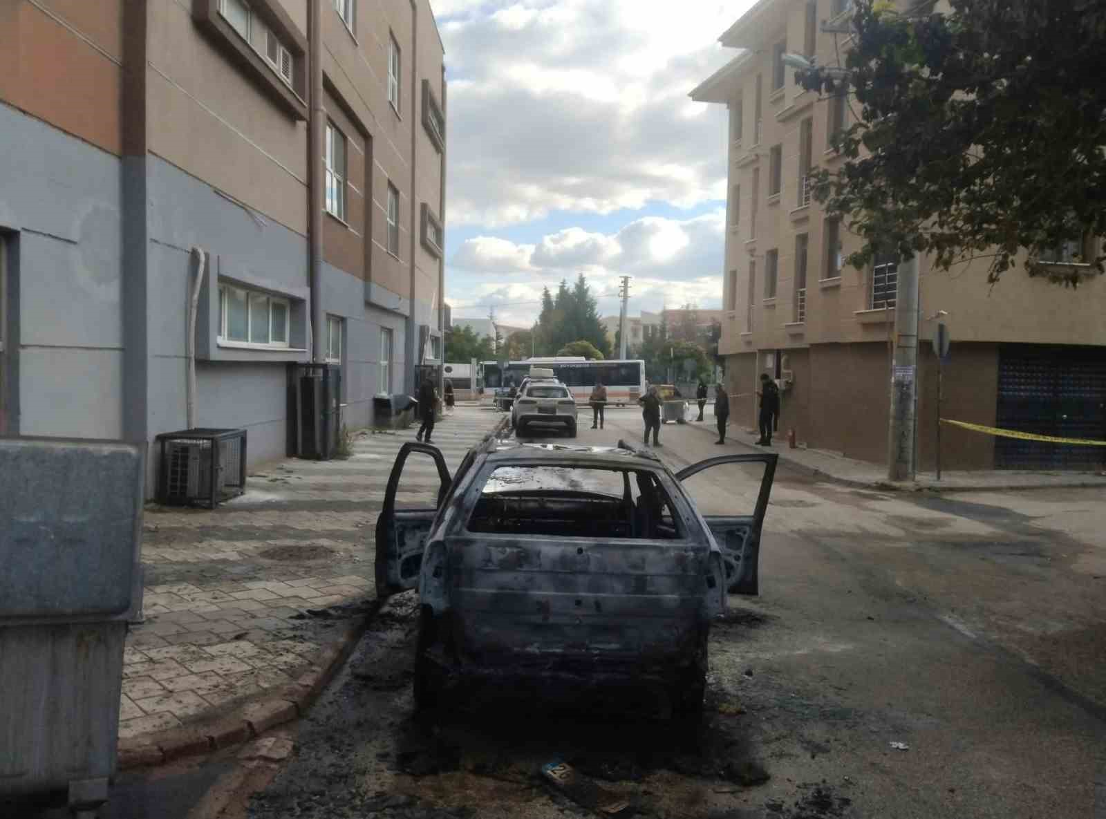 ESKİŞEHİR'DE KUNDAKLANDIĞI İDDİA EDİLEN OTOMOBİL ADETA KÜLE DÖNERKEN, OLAYLA İLGİLİ İNCELEME BAŞLATILDI.