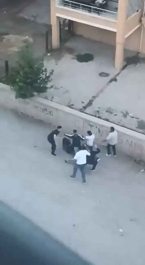 ELAZIĞ’DA BİR GRUP GENÇ, ARAYA ALDIKLARI ŞAHSI ÖLDÜRESİYE DARP ETTİ. O ANLAR BİR VATANDAŞIN CEP TELEFONU KAMERASINA YANSIDI