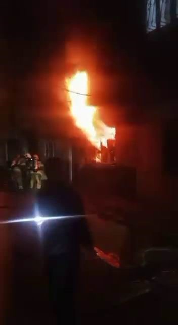 DİYARBAKIR’IN BAĞLAR İLÇESİNDE BİR APARTMANIN ZEMİN KATINDA ÇIKAN YANGIN PANİĞE NEDEN OLDU.