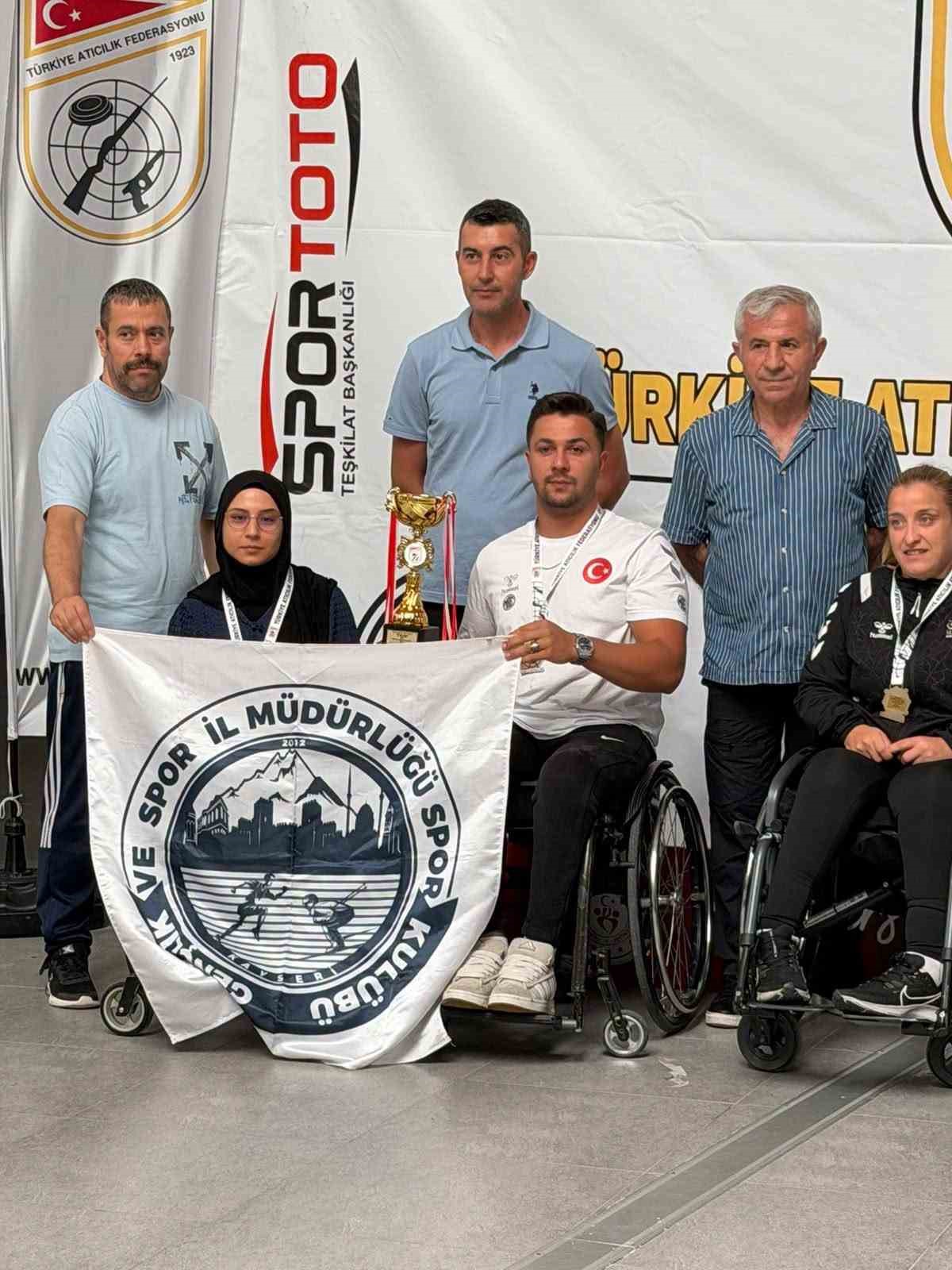MERSİN’DE DÜZENLENEN PARA ATICILIK TÜM DALLAR TÜRKİYE KUPASI’NDA KAYSERİ GSİM SPOR KULÜBÜ SPORCULARI 1 TÜRKİYE ŞAMPİYONLUĞU, 2 İKİNCİLİK VE 1 ÜÇÜNCÜLÜK ELDE EDEREK ÖNEMLİ BİR BAŞARIYA İMZA ATTI.