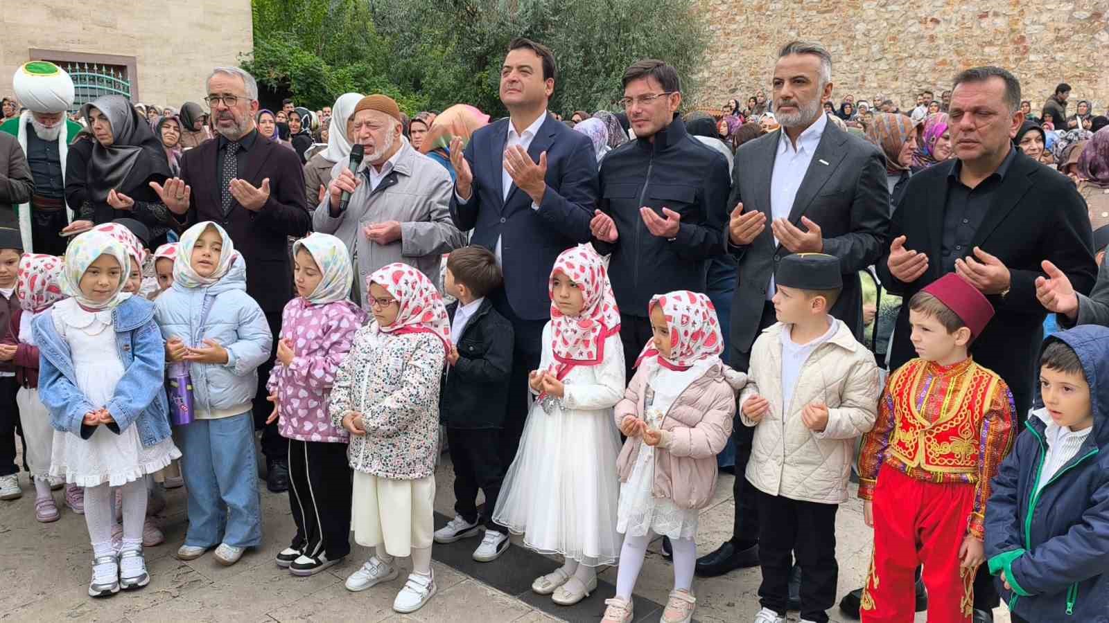 TOKAT’TA BU YIL İKİNCİSİ DÜZENLENEN OSMANLI GELENEĞİ AMİN ALAYI PROGRAMINDA, 4-6 YAŞ GRUBU ÖĞRENCİLER TARİHİ SULUSOKAK’TAN ALİPAŞA CAMİİ’NE YÜRÜYEREK DUA ETTİ.