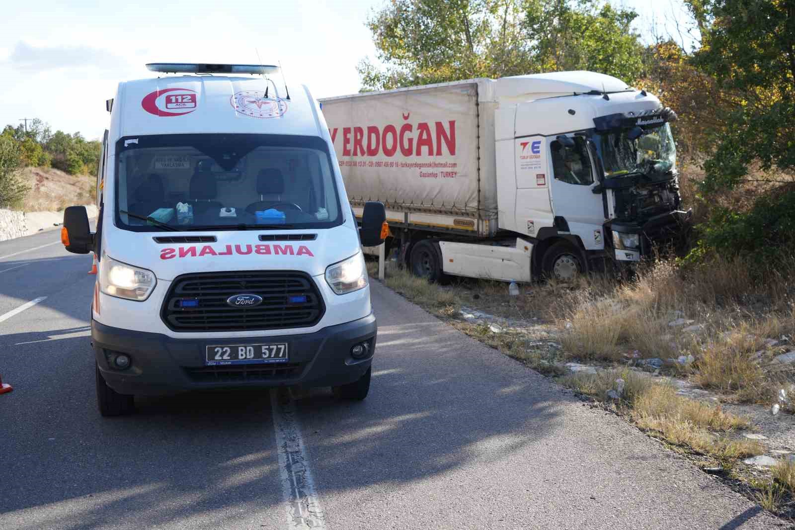 YARALILAR, OLAY YERİNDEKİ İLK MÜDAHALELERİNİN ARDINDAN AMBULANSLARLA TRAKYA ÜNİVERSİTESİ TIP FAKÜLTESİ HASTANESİ’NE KALDIRILDI.