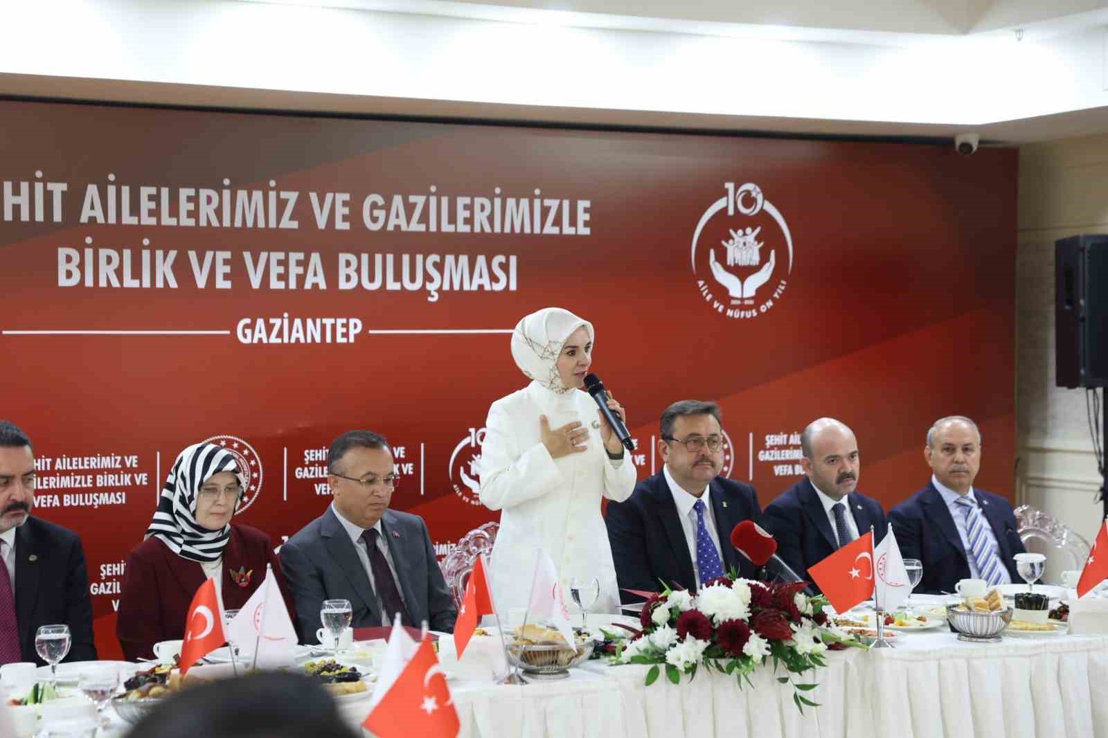 AİLE VE SOSYAL HİZMETLER BAKANI MAHİNUR ÖZDEMİR GÖKTAŞ, "TERÖRSÜZ TÜRKİYE, BARIŞIN, HUZURUN, İSTİKRARIN OLDUĞU, BÜYÜK VE GÜÇLÜ TÜRKİYE DEMEKTİR. NE ÜLKEMİZ İÇİNDE, NE ÜLKENİN SINIRININ HEMEN DIŞINDA ÜLKEMİZ ÜZERİNDEN ARTIK HİÇBİR OYUNUN OYNANMADIĞI BİR SÜREÇTİR." DEDİ.