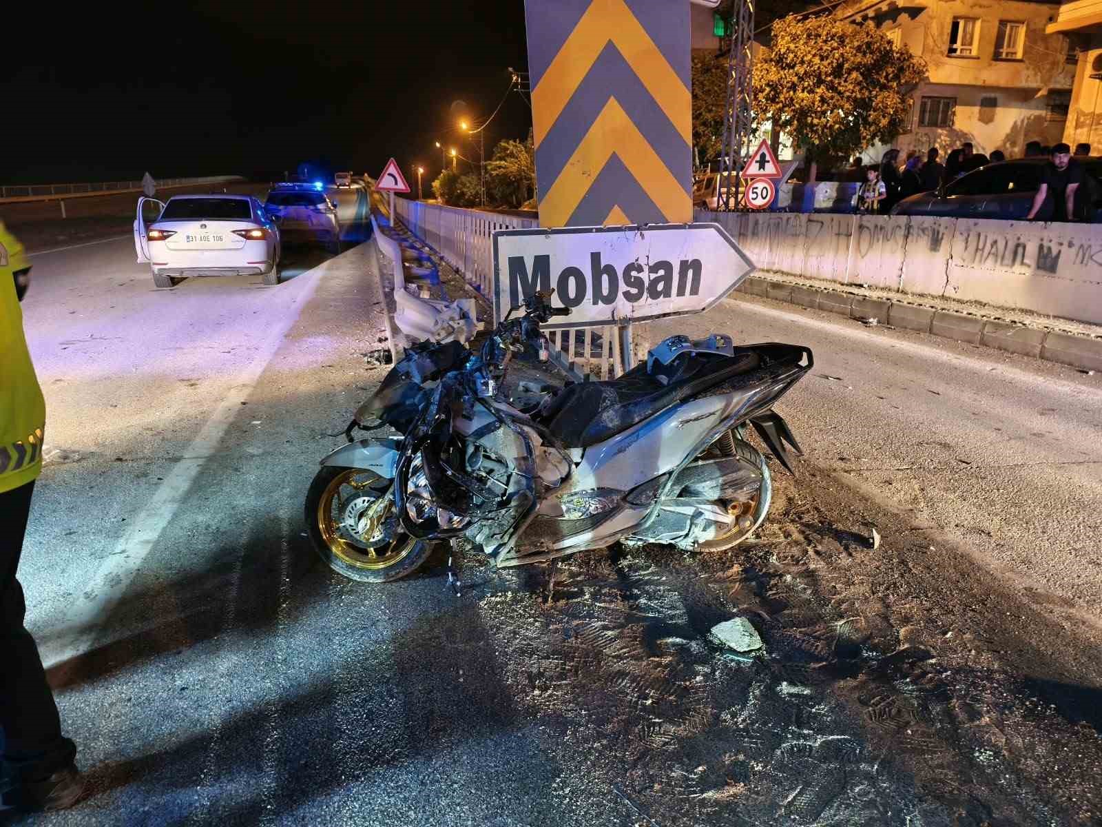 HATAY’DA SEYİR HALİNDE OLAN MOTOSİKLET, DİREKSİYON HAKİMİYETİNİ KAYBEDEREK BARİYERE ÇARPTI. BARİYERE ÇARPAN MOTOSİKLETTEKİ 2 KİŞİ YARALANDI.