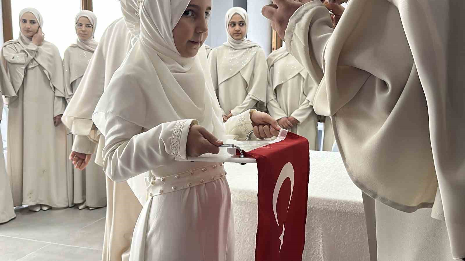 KUR'AN-I KERİM TİLAVETLERİYLE BAŞLAYAN PROGRAMDA, HAFIZLIK EĞİTİMLERİNİ TAMAMLAYAN ÖĞRENCİLER İCAZETLERİNİ ALARAK, YILLAR SÜREN EMEKLERİNİ TAÇLANDIRDI.