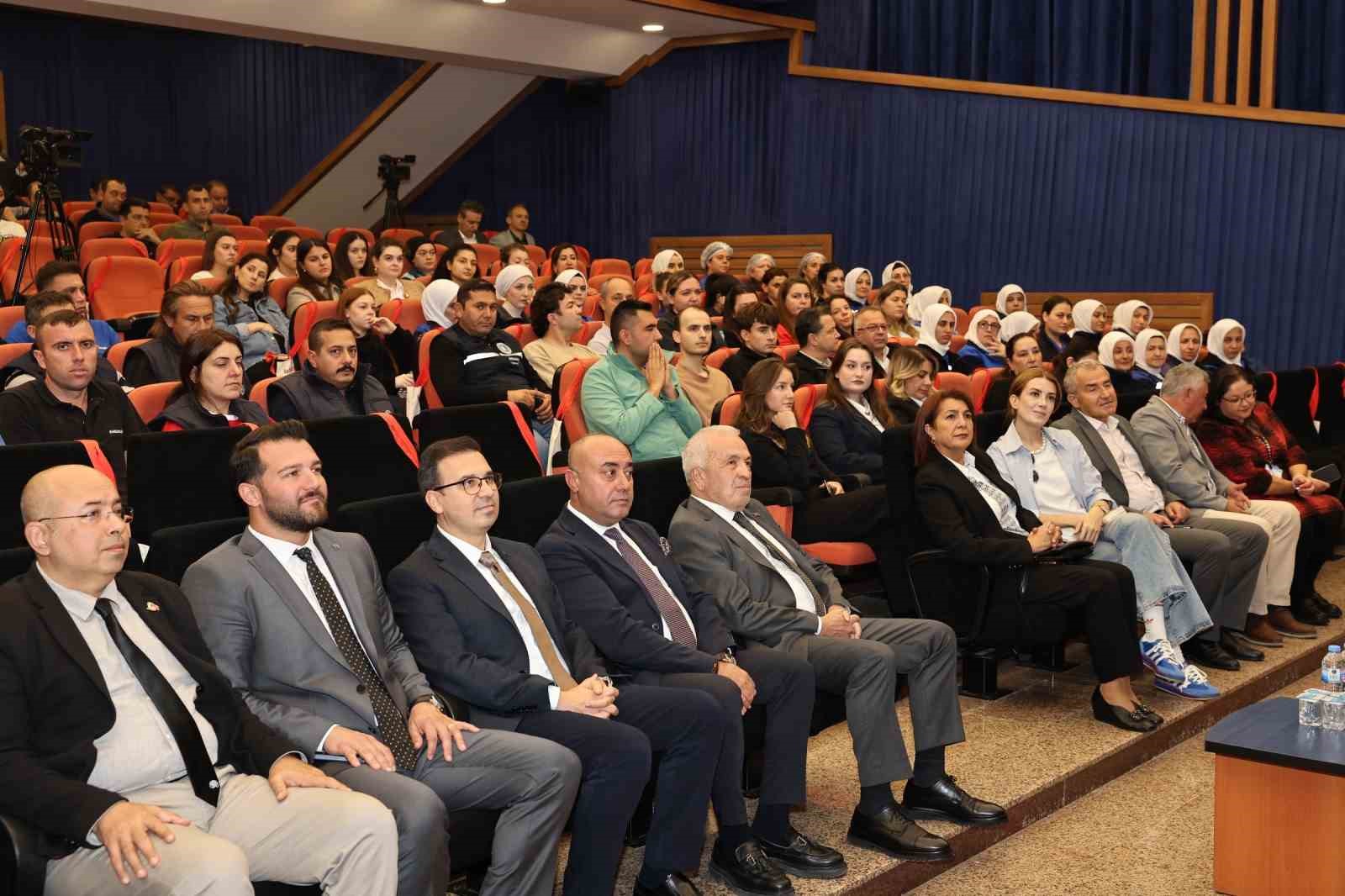NİLÜFER BELEDİYESİ'NİN "2026 YILIN YAZARI SENNUR SEZER" ETKİNLİKLERİ KAPSAMINDA OYUNCU ELİT ANDIÇ ÇAMİ KOZA KÜTÜPHANE'DE LİSELİLERLE, MARMARABİRLİK TESİSLERİNDE İSE FABRİKA İŞÇİLERİYLE BİR ARAYA GELEREK USTA ŞAİRİN ŞİİRLERİNİ SESLENDİRDİ.