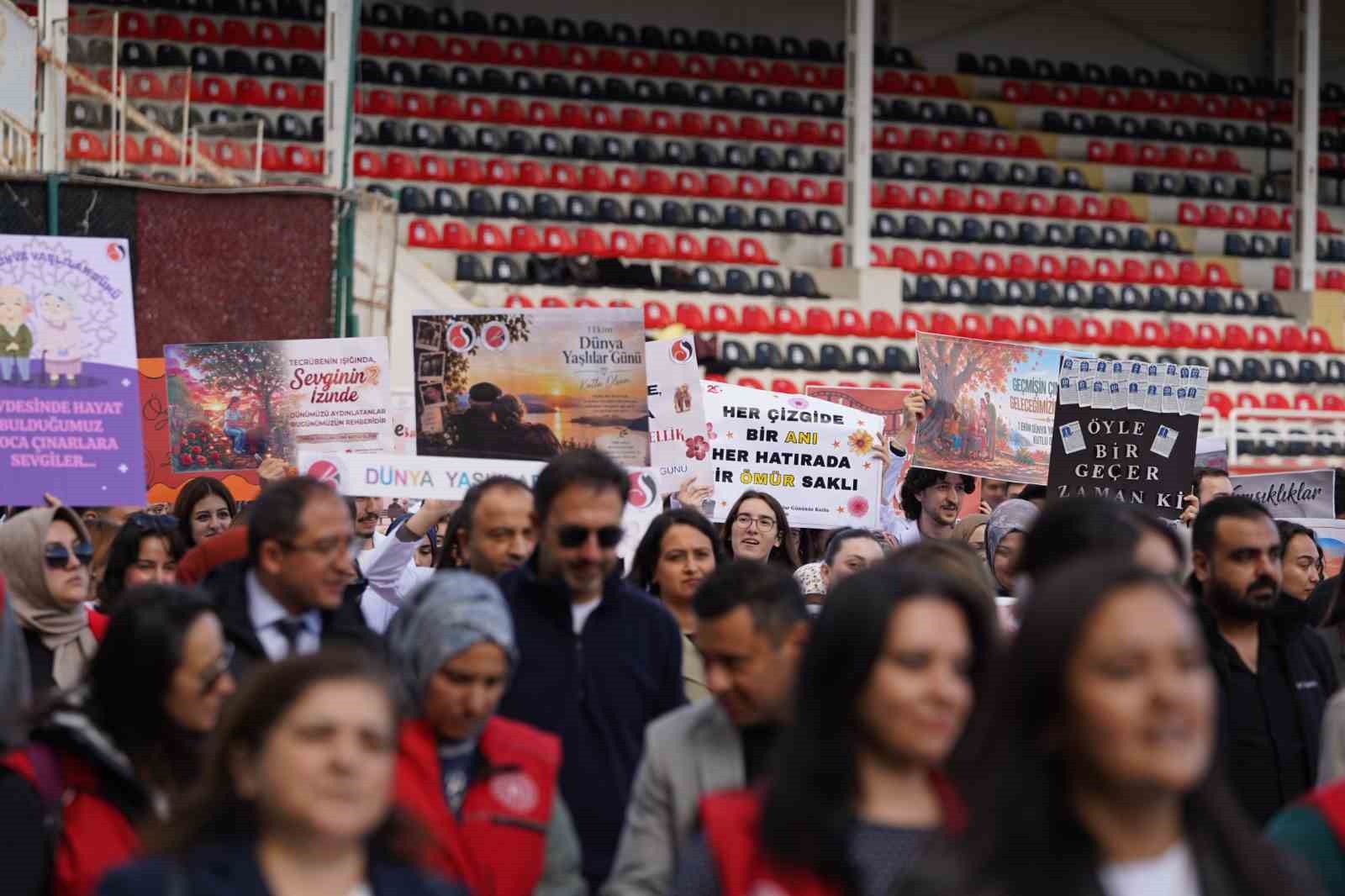 KASTAMONU'DA "1 EKİM DÜNYA YAŞLILAR GÜNÜ" DOLAYISIYLA FARKINDALIK YÜRÜYÜŞÜ GERÇEKLEŞTİRİLDİ.