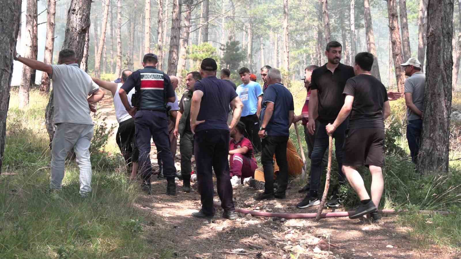 BOLU’NUN KIZILAĞIL KÖYÜ MEVKİSİNDE ÇIKAN ORMAN YANGINI, EKİPLERİN YOĞUN MÜDAHALESİYLE KONTROL ALTINA ALINDI. BÖLGEDE SOĞUTMA ÇALIŞMALARI SÜRÜYOR.