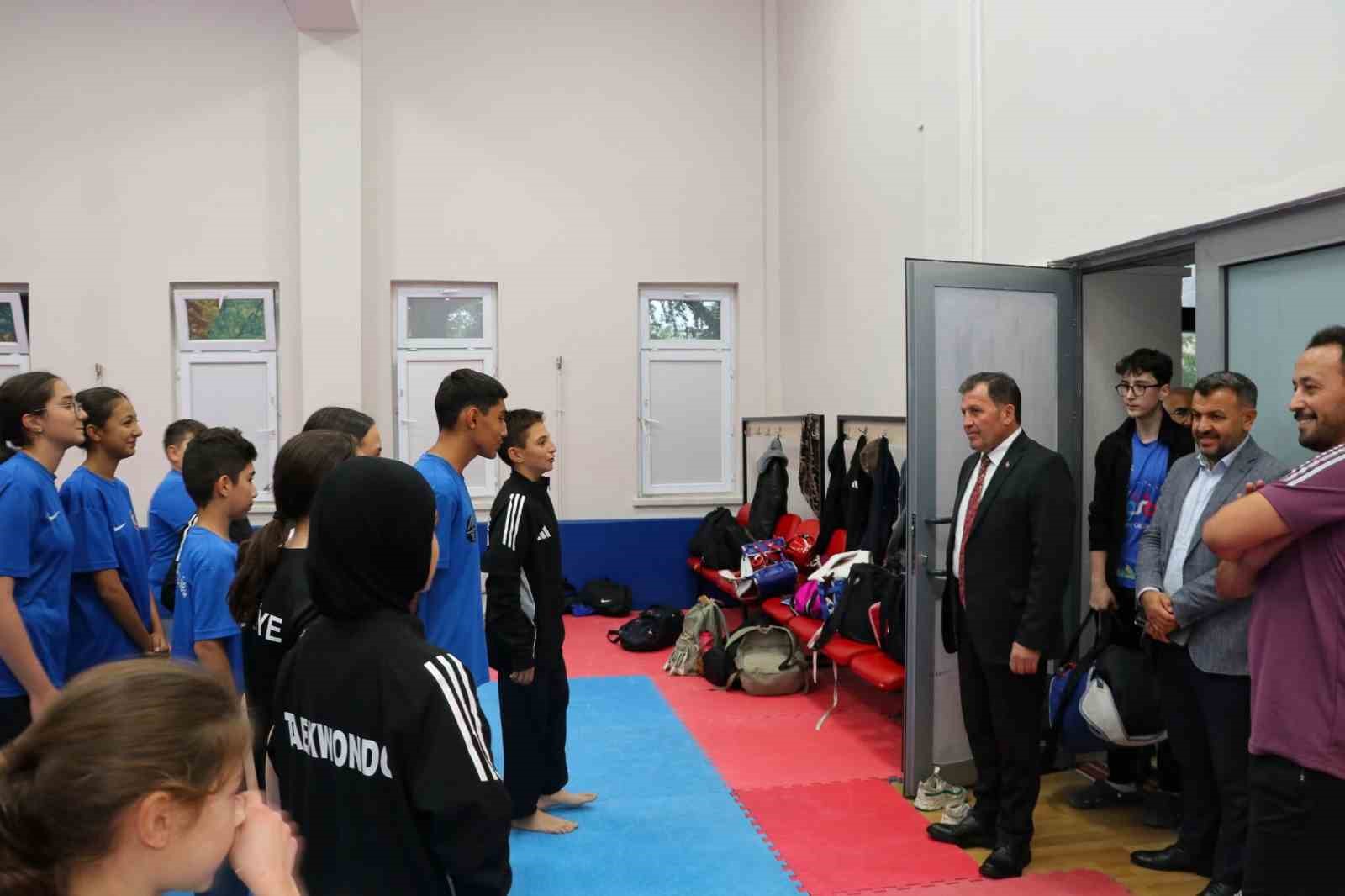 GENÇLİK VE SPOR İL MÜDÜRÜ ALİ İHSAN KABAKCI, GEVHER NESİBE SPOR SALONU’NU ZİYARET EDEREK TESİSTE YÜRÜTÜLEN ÇALIŞMALARI İNCELEDİ. KABAKCI, VOLEYBOL İL BİRİNCİLİĞİ MÜSABAKALARINI DA TRİBÜNDEN TAKİP ETTİ.