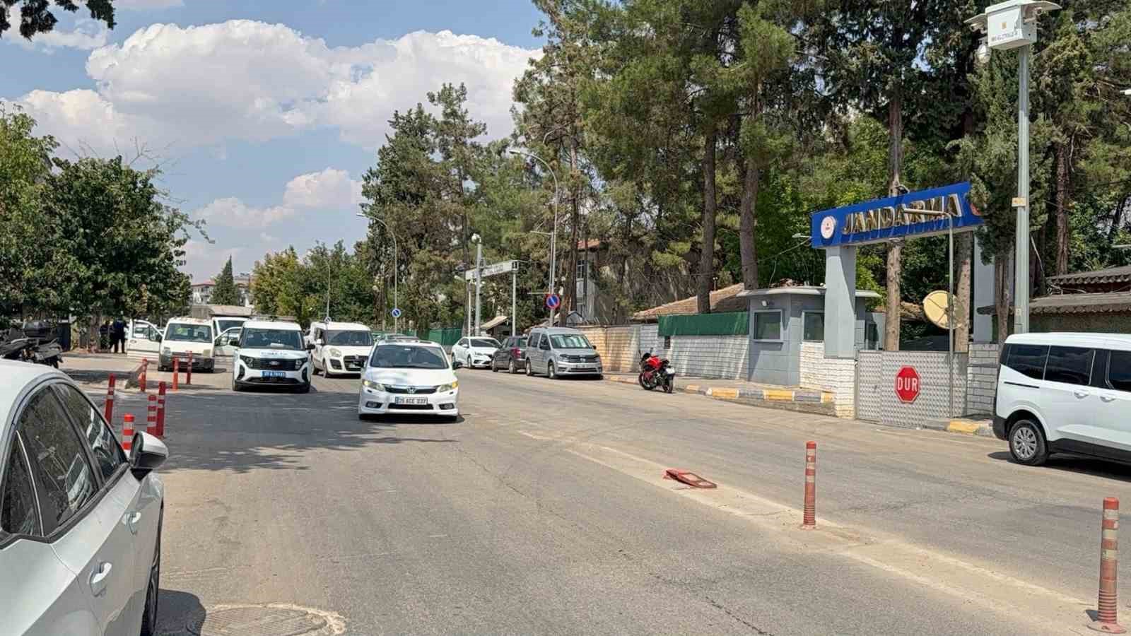 GAZİANTEP’TE JANDARMA KARAKOLUNUN ÖNÜNDE PARK HALİNDEKİ ARACININ İÇERİSİNDE BULUNAN ŞAHIS, HUSUMETLİSİNİN SİLAHLI SALDIRISINA UĞRAYARAK AĞIR YARALANDI.