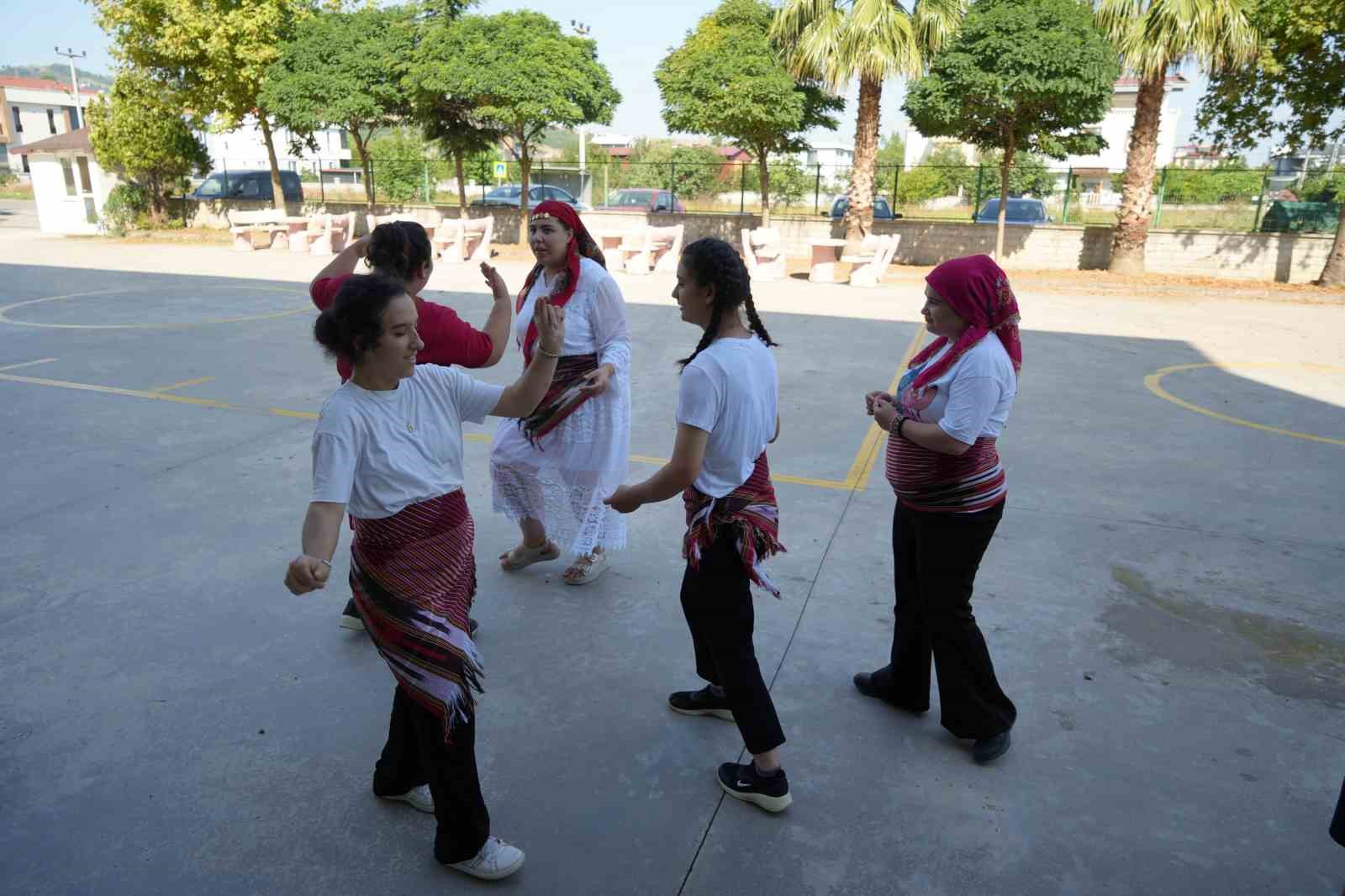 SAMSUN’DA ÖZEL EĞİTİM ÖĞRENCİLERİNİN EL EMEĞİYLE HAZIRLADIĞI REÇELLER VE EL SANATLARI ÜRÜNLERİ, ÖZEL BİR FİRMA TARAFINDAN SATIN ALINARAK ÖĞRENCİLERE DESTEK SAĞLANDI. ÖĞRENCİLER, ÜRETTİKLERİ ÜRÜNLERİN İLGİ GÖRMESİNİN MUTLULUĞUNU YAŞADI.