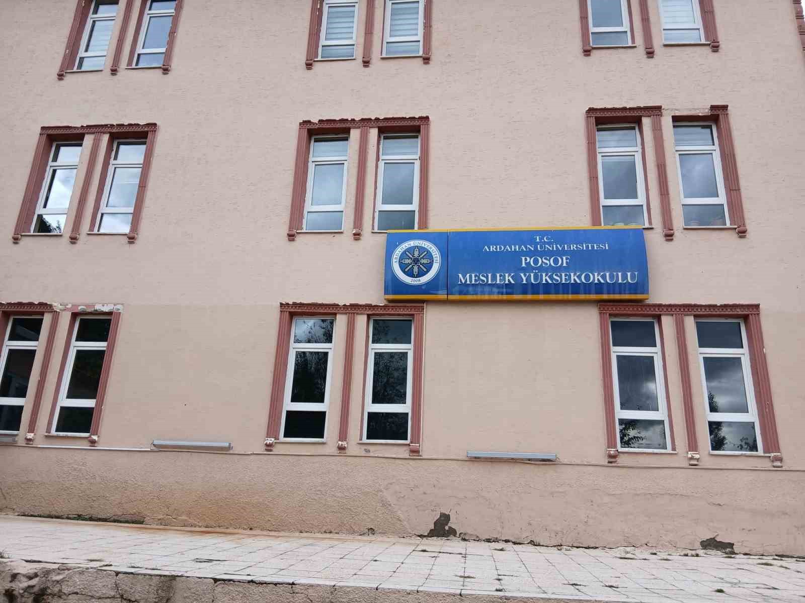 ARDAHAN ÜNİVERSİTESİ BÜNYESİNDE FAALİYET GÖSTEREN POSOF MESLEK YÜKSEKOKULUNDA (MYO) YAŞANAN BARINMA VE YURT PROBLEMİ NEDENİYLE EĞİTİM-ÖĞRETİM FAALİYETLERİNE GEÇİCİ OLARAK ARA VERİLDİ. İLÇEDEKİ YURTLARIN FİZİKİ KOŞULLARINDAKİ YETERSİZLİKLER SEBEBİYLE MAĞDUR OLAN 154 ÖĞRENCİ ARDAHAN MERKEZE YÖNLENDİRİLDİ.