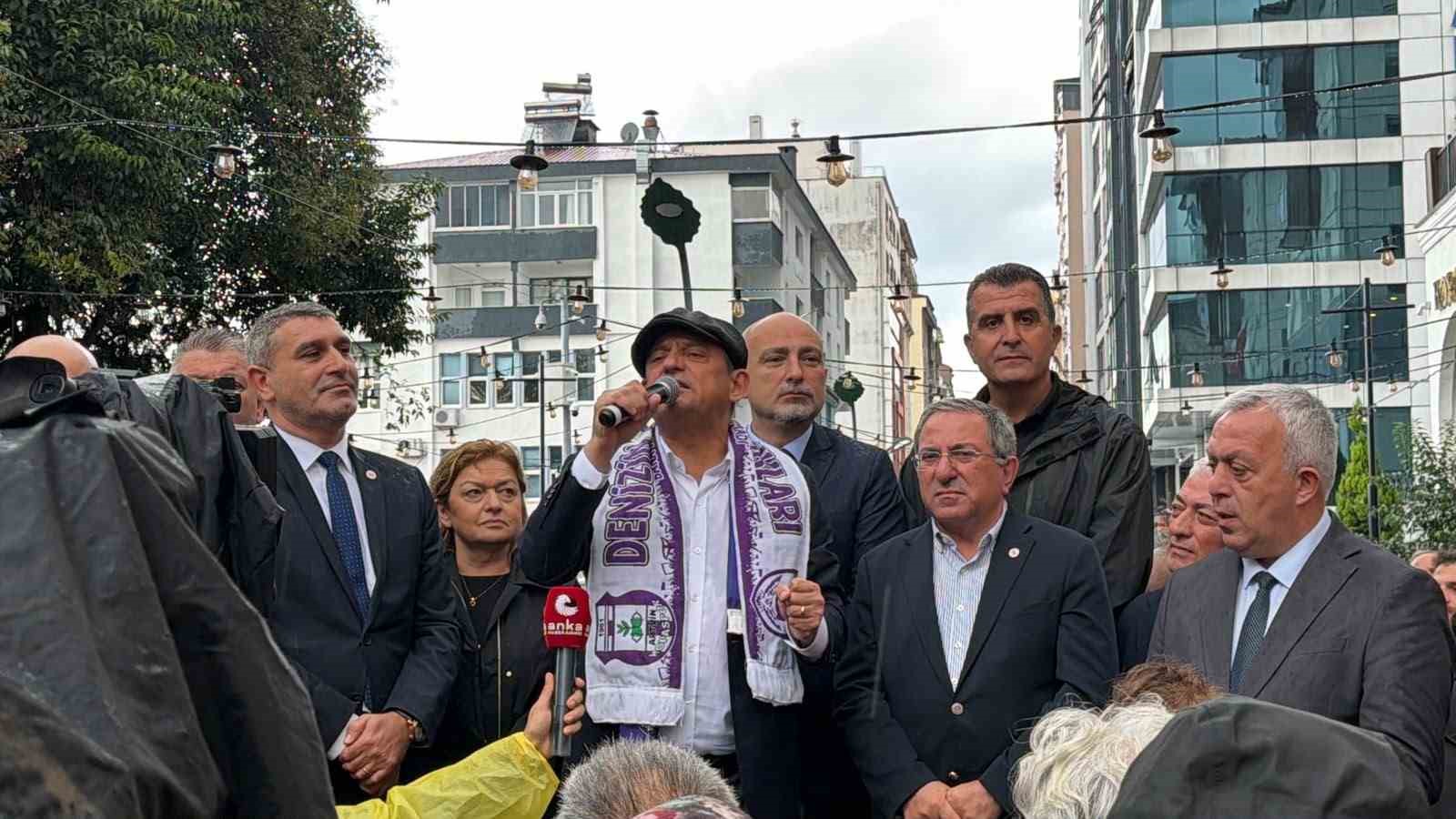 YENİ PARTİ GENEL BAŞKANI ÖZGÜR ÖZEL, ARTVİN ZİYARETİNİN İKİNCİ GÜNÜNDE KEMALPAŞA VE HOPA İLÇELERİNDE VATANDAŞLARLA BULUŞTU. HOPA’DA KONUŞAN ÖZEL, PARTİSİNİN GENEL BAŞKANLIK SEÇİMİNDE ÜYELERİN DOĞRUDAN OY KULLANACAĞINI BELİRTEREK EMEKLİLER, KADINLAR VE GENÇLERE YÖNELİK MESAJLAR VERDİ.