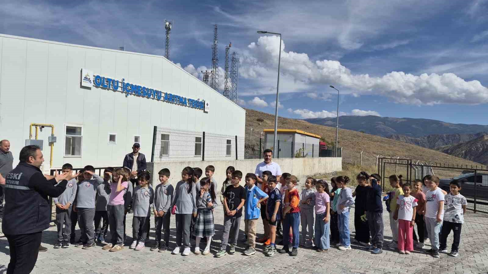 ERZURUM’DA İLKOKUL ÖĞRENCİLERİ, SUYUN ARITILMA AŞAMALARINI YERİNDE GÖRMEK VE SU TASARRUFU KONUSUNDA BİLİNÇLENMEK AMACIYLA İÇME SUYU ARITMA TESİSİNİ ZİYARET ETTİ.