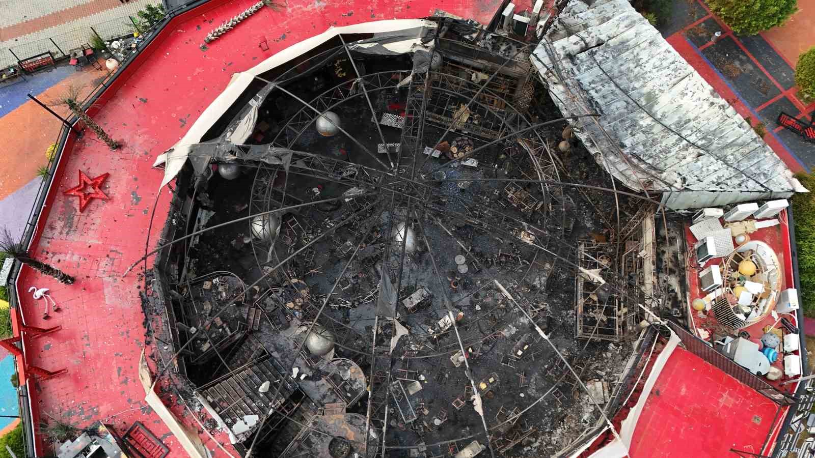 YARALANIN OLMADIĞI YANGINDA EĞLENCE MEKANI TAMAMEN KULLANILAMAZ HALE GELİRKEN, YANGININ BOYUTU SABAH SAATLERİNDE HAVADAN DRON İLE GÖRÜNTÜLENDİ.