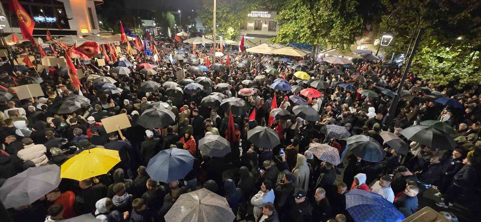 KOSOVA’DA HOLLANDA’NIN LAHEY KENTİNDEKİ KOSOVA ÖZEL MAHKEMESİ’NİN 16 EYLÜL TARİHİNDE ESKİ KOSOVA CUMHURBAŞKANI HAŞİM THAÇİ VE VE ESKİ KOSOVA KURTULUŞ ORDUSU (UÇK) LİDERLERİNE YÖNELİK VERDİĞİ HAPİS CEZASINA KARŞI PROTESTO DÜZENLENDİ.