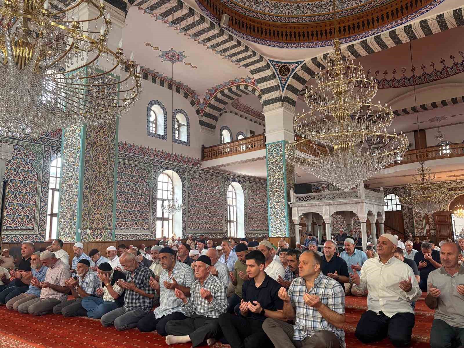 DÜZCE İL MÜFTÜLÜĞÜ TARAFINDAN, 17 AĞUSTOS 1999 MARMARA DEPREMİ’NDE HAYATINI KAYBEDENLERİN RUHLARINA İTHAFEN BÜYÜK CAMİİ’DE “KUR’AN-I KERİM ZİYAFETİ PROGRAMI” DÜZENLENDİ.