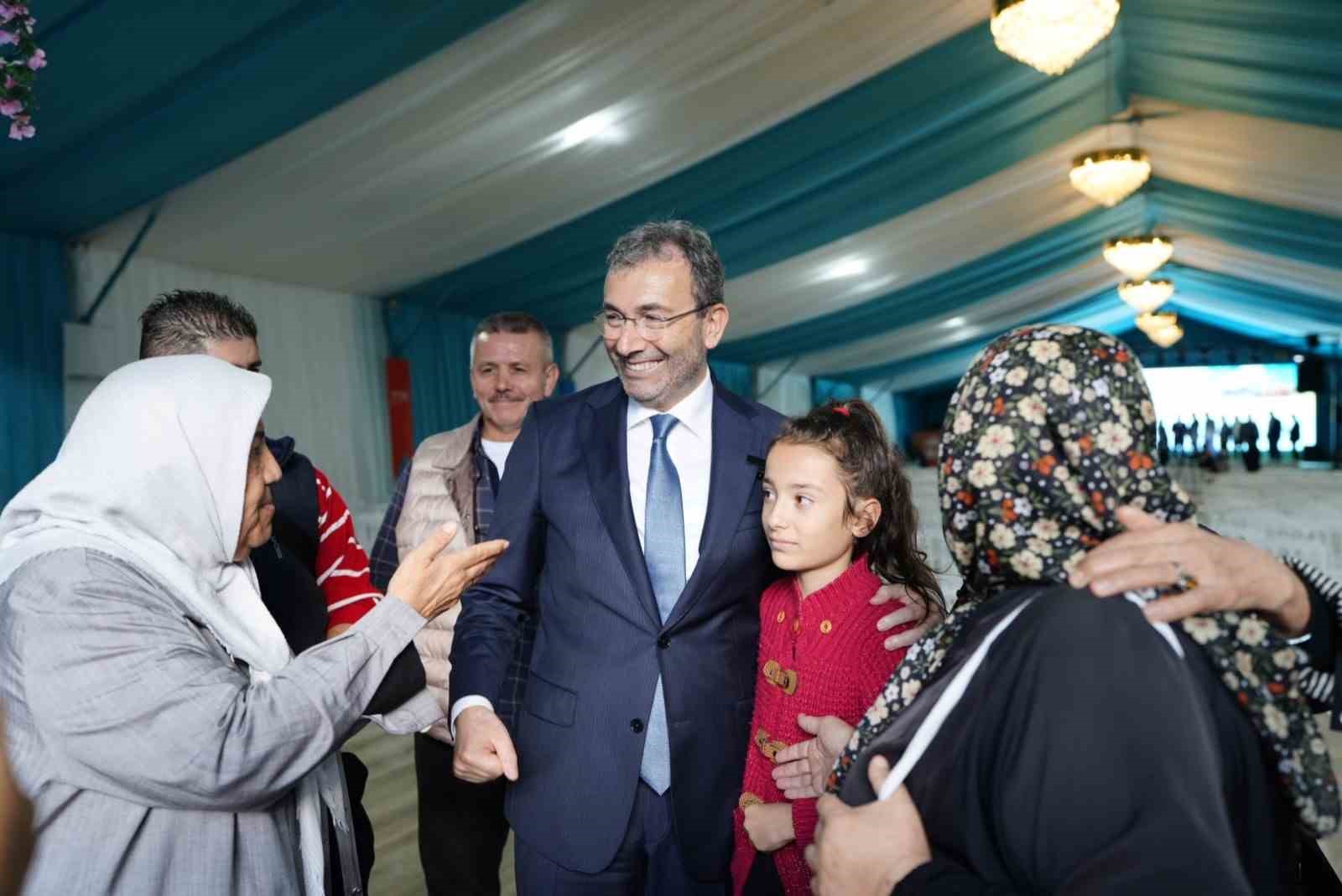 PENDİK BELEDİYESİ TARAFINDAN BU YIL İKİNCİSİ DÜZENLENEN "PENDİK MEMLEKET GÜNLERİ, KADİM KÜLTÜRÜMÜZÜN İZLERİ" PROGRAMI, PENDİK MİLLET BAHÇESİ’NDE KAPILARINI AÇTI. TÜRKİYE’NİN FARKLI BÖLGELERİNDEN 35 HEMŞEHRİ DERNEĞİNİN KATILIMIYLA GERÇEKLEŞTİRİLEN DEV ORGANİZASYON, 2-24 EKİM TARİHLERİ ARASINDA ZİYARETÇİLERİNİ AĞIRLARKEN RENKLİ GÖRÜNTÜLERE DE SAHNE OLACAK.
