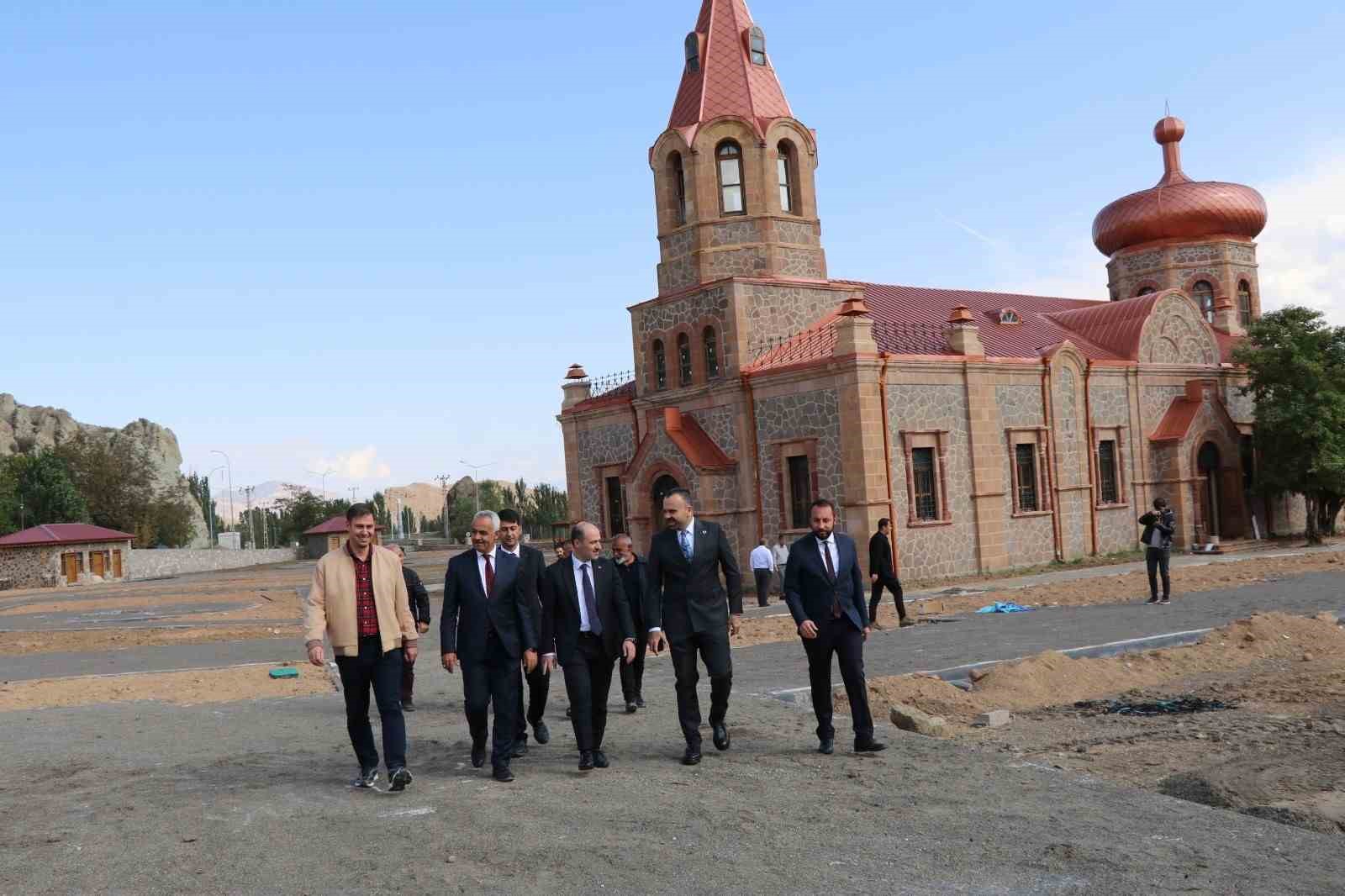 DOĞU ANADOLU PROJESİ (DAP) BÖLGE KALKINMA İDARESİ BAŞKANI HALİL İBRAHİM GÜRAY, OLTU İLÇESİNDE ÇEŞİTLİ İNCELEMELERDE BULUNDU.