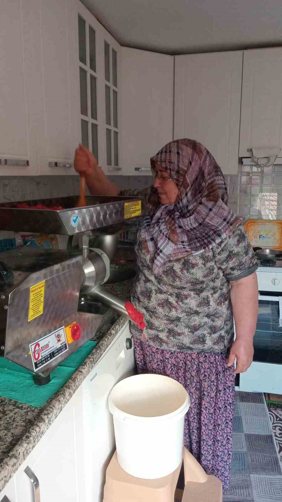 UZUNKÖPRÜ’DE KADINLARA SALÇA MAKİNESİ DESTEĞİ