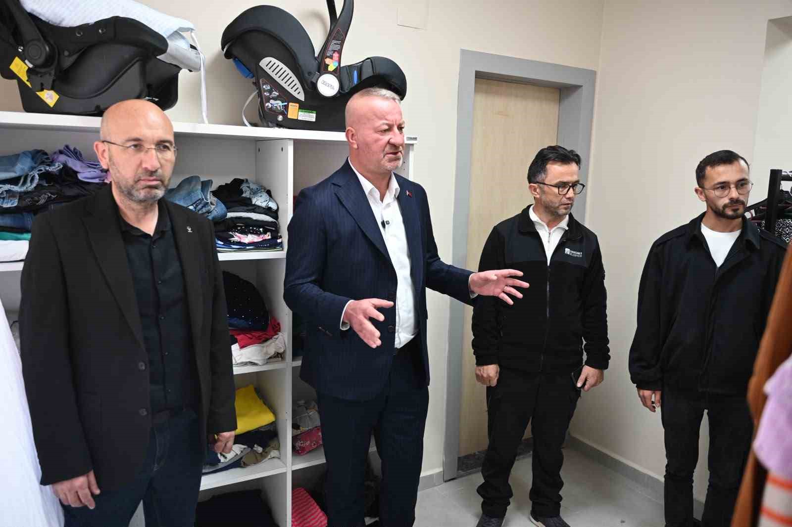 KARACABEY BELEDİYESİ, İHTİYAÇLI VATANDAŞLARA YÖNELİK SOSYAL YARDIM HİZMETLERİYLE DAYANIŞMAYI BÜYÜTÜYOR. SICAK YEMEKTEN ERZAK KOLİSİNE, EV TEMİZLİĞİNDEN MEDİKAL EKİPMAN DESTEĞİNE, KIRTASİYE ÇEKİNDEN KIŞLIK YAKACAĞA KADAR 13 FARKLI BAŞLIKTA DESTEK SUNULURKEN, YENİ EĞİTİM ÖĞRETİM YILIYLA BİRLİKTE BAŞLATILAN “ÇORBA BİZDEN” KAMPANYASIYLA DA HER HAFTA FARKLI BİR OKULDA ÖĞRENCİLERE SICAK ÇORBA İKRAM EDİLİYOR.