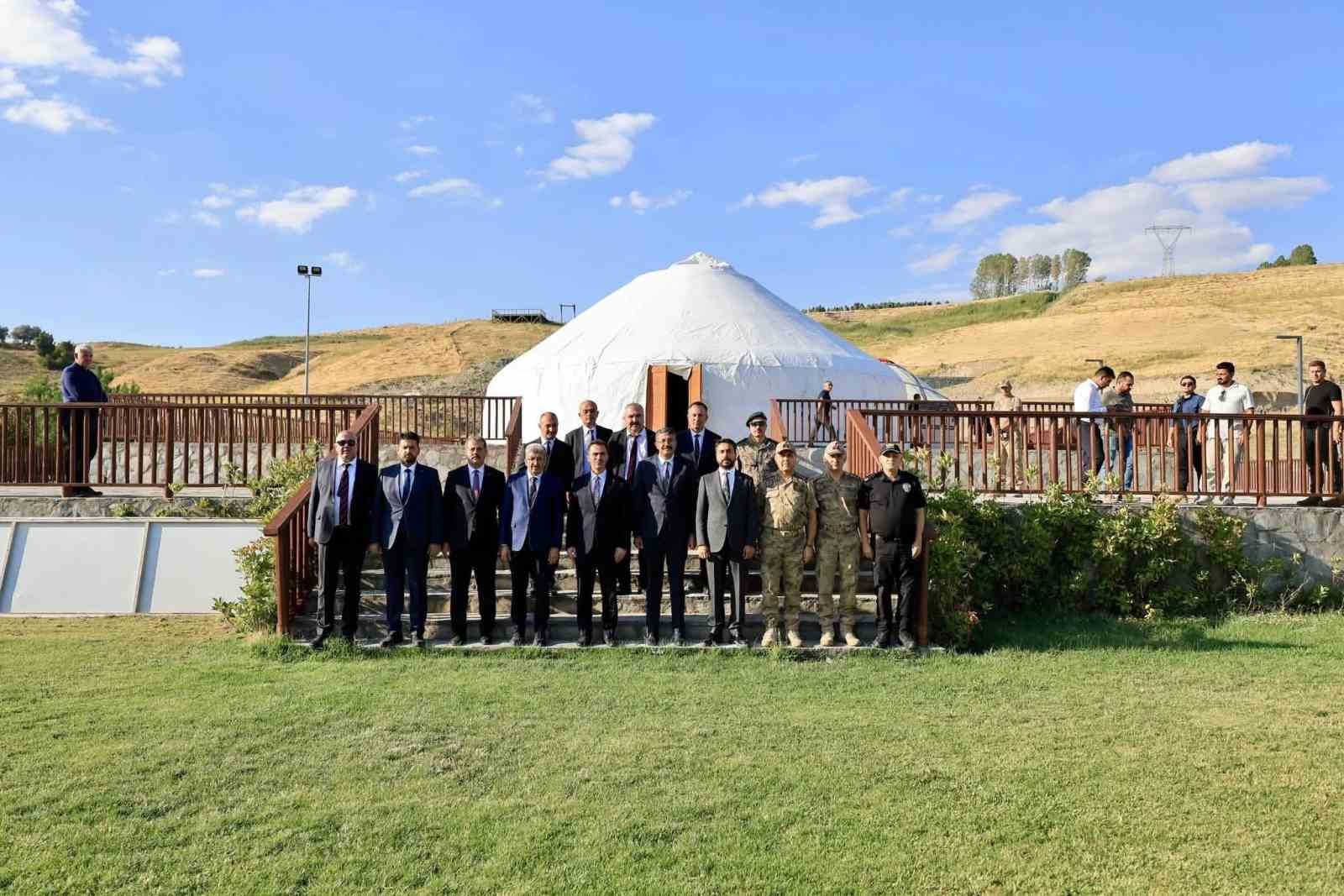 İÇİŞLERİ BAKAN YARDIMCISI ALİ ÇELİK, 955. YIL ANADOLU’NUN FETHİ MALAZGİRT 1071 ANMA PROGRAMI VE AHLAT ETKİNLİKLERİ ÖNCESİ AHLAT’TA İNCELEMELERDE BULUNARAK, GÜVENLİK TOPLANTISI DÜZENLEDİ.