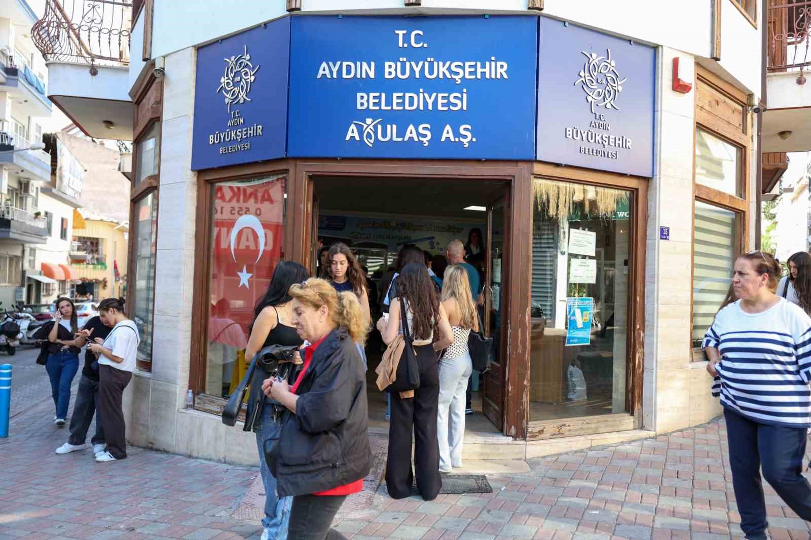 2026-2027 EĞİTİM-ÖĞRETİM YILININ BAŞLAMASIYLA ÜNİVERSİTE ÖĞRENCİLERİNİN AYKART BAŞVURULARINDA YOĞUNLUK YAŞANIRKEN, KAMPÜSLERDE KURULAN STANTLAR İŞLEMLERİ KOLAYLAŞTIRDI.