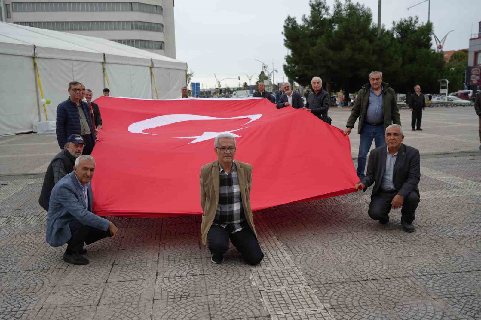 SAMSUN'DA 17 EKİM ASTSUBAYLAR GÜNÜ DOLAYISIYLA YÜRÜYÜŞ DÜZENLEYEN EMEKLİ ASTSUBAYLAR, TAZMİNAT VE ÖZLÜK HAKLARININ İYİLEŞTİRİLMESİNİ İSTEDİ.