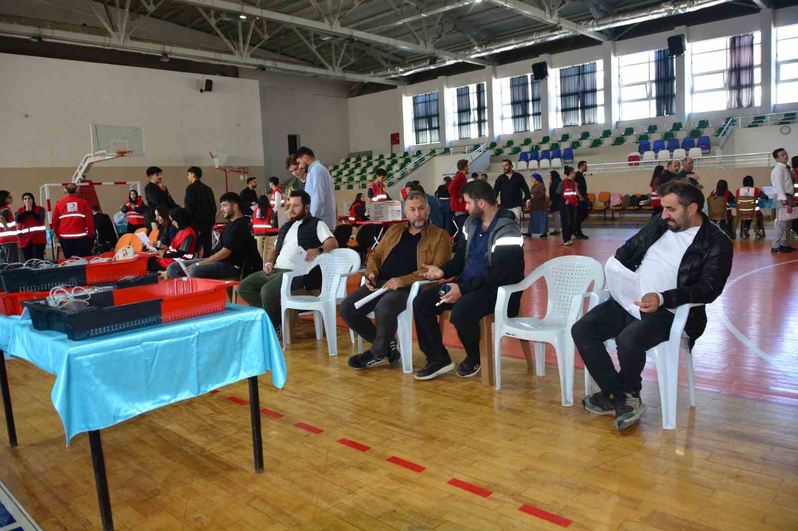 KAN BAĞIŞI İÇİN GELEN VATANDAŞLARIN BEKLEMESİ
