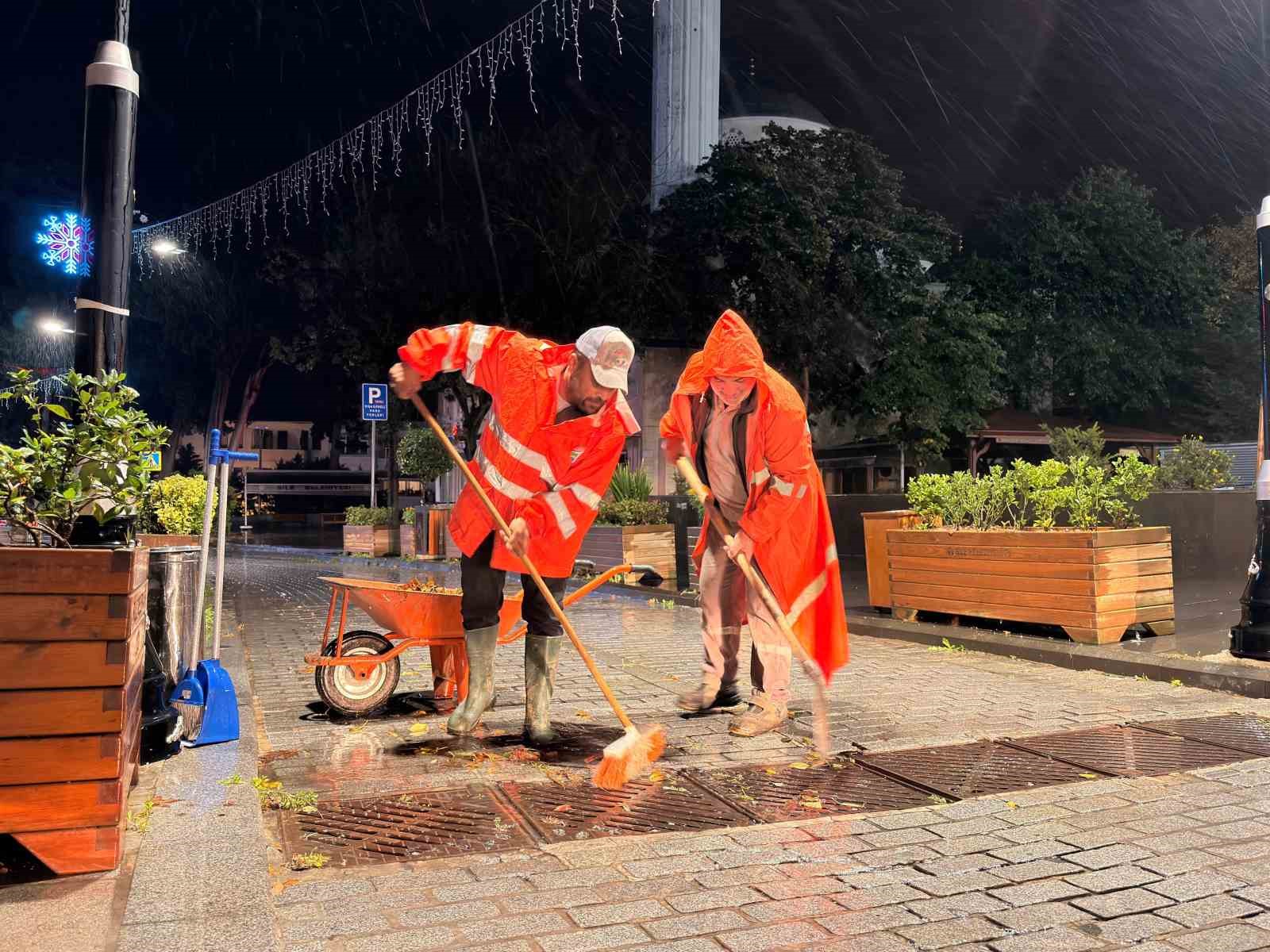 İSTANBUL GENELİNDE ETKİLİ OLAN YOĞUN YAĞIŞ ŞİLE’DE DE ETKİSİNİ GÖSTERİRKEN, ŞİLE BELEDİYESİ EKİPLERİ OLUMSUZLUKLARA KARŞI GECE GÜNDÜZ SAHADA GÖREV YAPTI