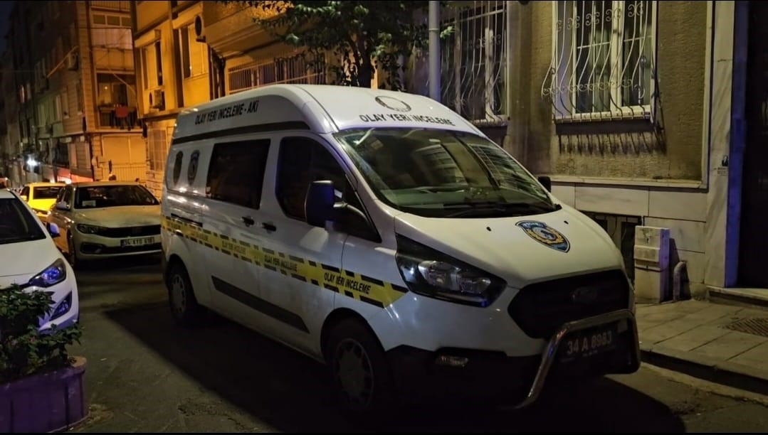 İSTANBUL ŞİŞLİ’DE, 25 YAŞINDAKİ ÜNİVERSİTE ÖĞRENCİSİ EVİNDE ÖLÜ BULUNDU. İNCELEMENİN ARDINDAN GENCİN CENAZESİ OTOPSİ YAPILMAK ÜZERE ADLİ TIP KURUMU MORGUNA KALDIRILDI.