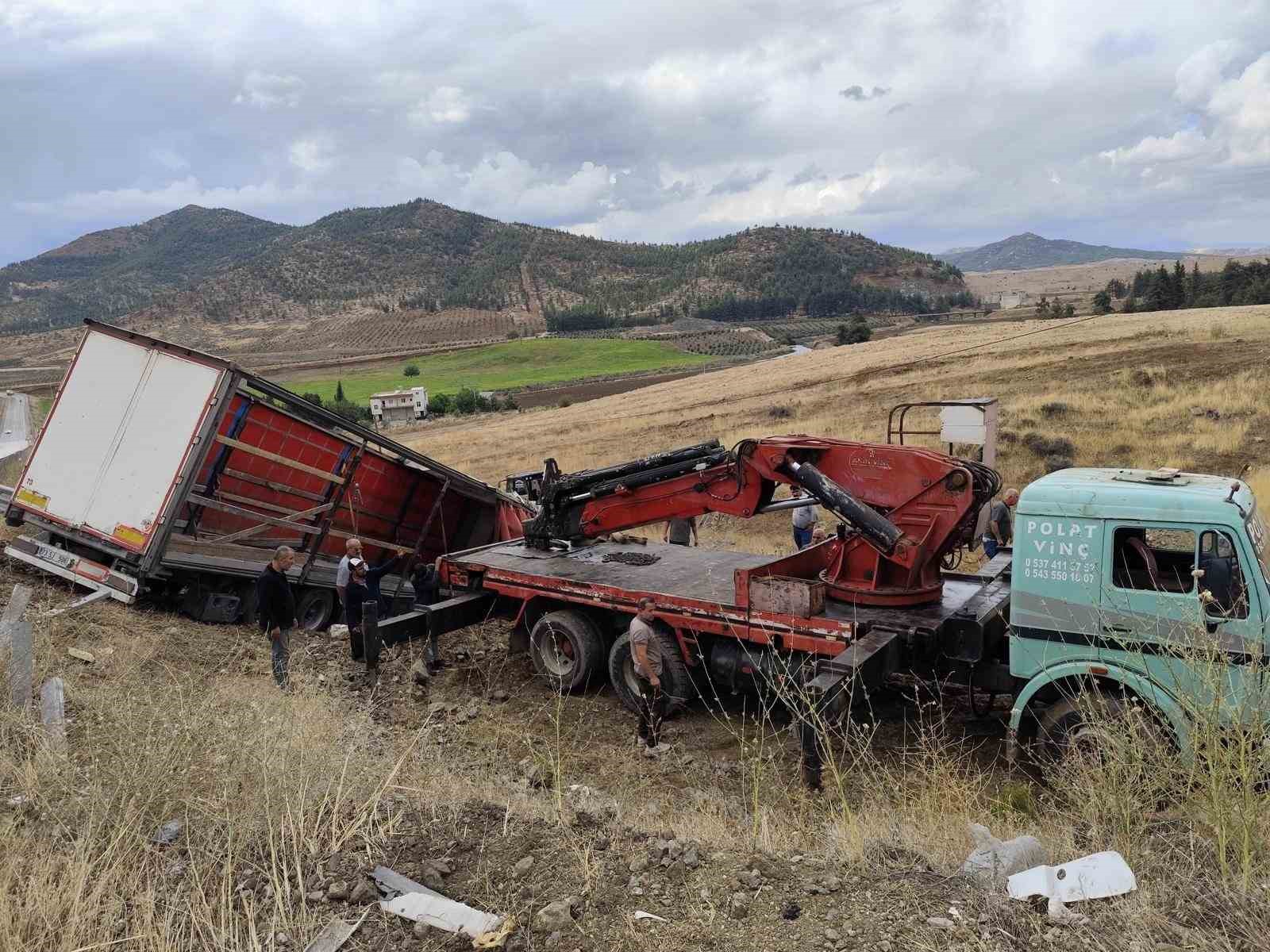 GAZİANTEP'İN İSLAHİYE İLÇESİNDE YAĞIŞ NEDENİYLE KAYGANLAŞAN YOLDA KONTROLDEN ÇIKAN TIR, SAVRULARAK YOL KENARINDAKİ ŞARAMPOLE UÇTU.