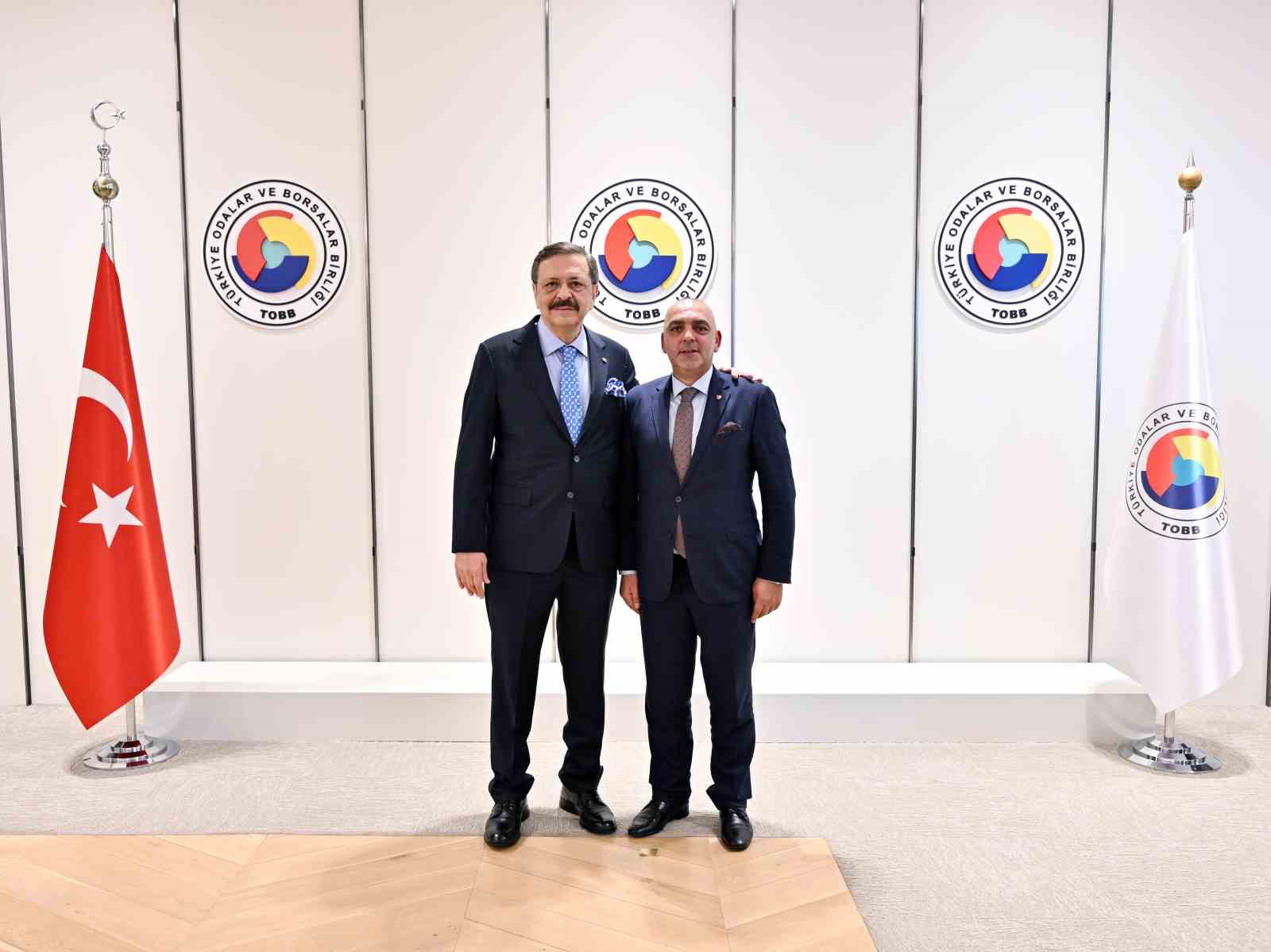 ERZURUM TİCARET BORSASI (ETB) YÖNETİM KURULU BAŞKANI HAKAN ORAL, MECLİS BAŞKANI YAVUZ GÜNEY VE BERABERİNDEKİ MECLİS ÜYELERİ, TÜRKİYE ODALAR VE BORSALAR BİRLİĞİ (TOBB) BAŞKANI M. RİFAT HİSARCIKLIOĞLU’NU ZİYARET ETTİ.