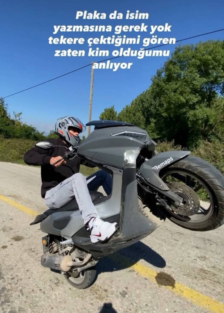 DÜZCE’DE TRAFİK KURALLARINI HİÇE SAYARAK YAPTIKLARI TEHLİKELİ HAREKETLERİ SOSYAL MEDYADA PAYLAŞAN İKİ SÜRÜCÜ, JANDARMA TRAFİK EKİPLERİNİN TAKİBİNE TAKILDI. AKÇAKOCA YOLUNDA SAATTE 207 KİLOMETRE HIZA ÇIKAN SÜRÜCÜNÜN EHLİYETİNE EL KONULURKEN, KÖY YOLUNDA MOTOSİKLETİNİN ÖN TEKERLEĞİNİ KALDIRARAK İLERLEYEN EHLİYETSİZ SÜRÜCÜYE DE CEZAİ İŞLEM UYGULANDI. HER İKİ ARAÇ DA TRAFİKTEN MEN EDİLDİ.