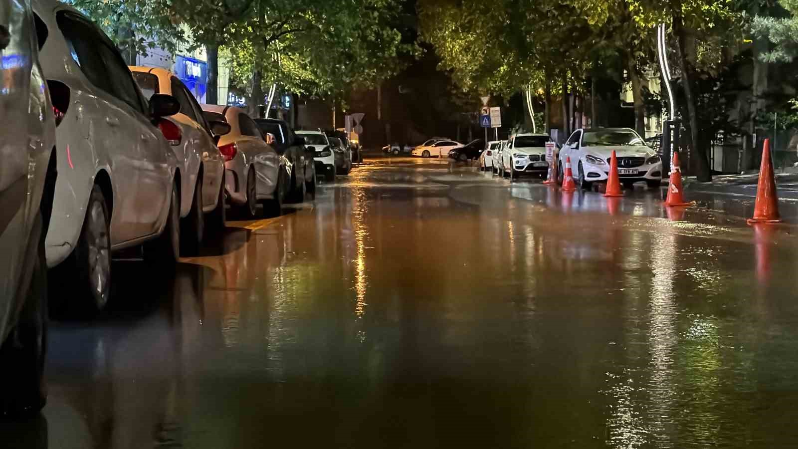BOLU’DA SABAH SAATLERİNDE BAŞLAYAN SAĞANAK YAĞIŞ, GECE SAATLERİNDE ETKİSİNİ ARTIRDI. ŞİDDETLİ YAĞIŞIN ARDINDAN BAZI NOKTALARDA SU TAŞKINLARI YAŞANIRKEN, BAZI EVLERİ SU BASTI.