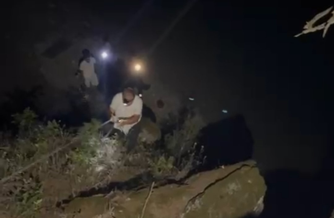 ADANA’NIN KOZAN İLÇESİNDE ŞİŞME BOTLA BALIK AVLAMAK İÇİN GÖKSU ÇAYI’NA GELEN 2 VATANDAŞ, SU KENARINDA MAHSUR KALDI. MAHSUR KALAN VATANDAŞLAR, İTFAİYE VE ARAMA KURTARMA EKİPLERİNİN ÇALIŞMASIYLA KURTARILDI.