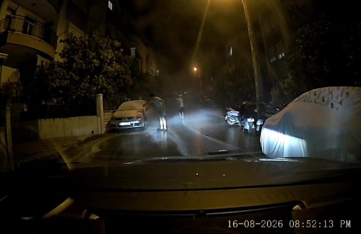 VAKİT KAYBETMEDEN KENDİ OTOMOBİLİNDEKİ YANGIN TÜPÜNÜ ALARAK YANGINA MÜDAHALE EDEN PARAMEDİK OTOMOBİLİ TAMAMEN YANMAKTAN KURTARDI.