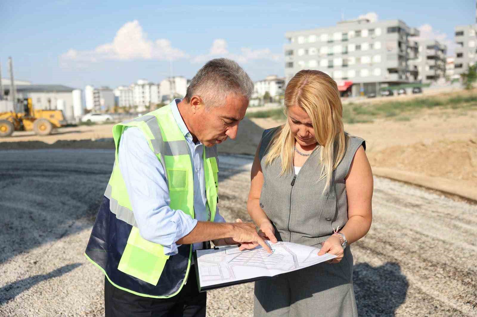 MERKEZEFENDİ BELEDİYESİ, İLÇE GENELİNDE ULAŞIM GÜVENLİĞİNİ VE KONFORUNU ARTIRMAK AMACIYLA YOL ÇALIŞMALARINI SÜRDÜRÜYOR. MERKEZEFENDİ BELEDİYE BAŞKANI ŞENİZ DOĞAN, KARAHASANLI MAHALLESİ’NDE YÜRÜTÜLEN ÇALIŞMALARI YERİNDE İNCELEYEREK EKİPLERDEN BİLGİ ALDI, MAHALLE ESNAFINI ZİYARET ETTİ.