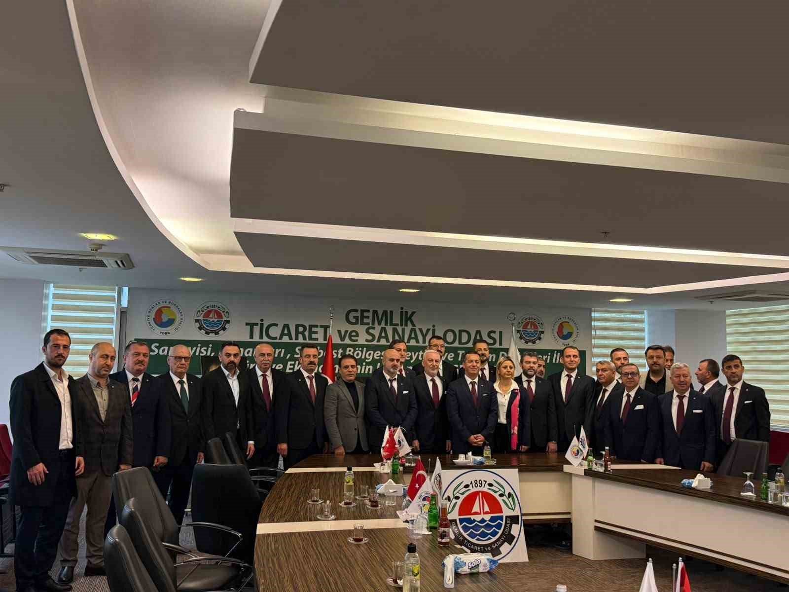 GEMLİK TİCARET VE SANAYİ ODASI'NIN OLUŞAN YENİ MECLİSİ YÖNETİM KURULUNU BELİRLEDİ. ODA MECLİS SALONUNDA YAPILAN SEÇİMLERDE 19 MECLİS ÜYESİNE SAHİP HAMALOĞLU’NUN LİSTESİNDE  POLAT AKCAN, ERCÜMENT TÜRKER, ERKAN KAVLAK, FATİH AYVAZ, HACI ÖRNEK, NİHAT BALKAN’DAN OLUŞAN LİSTE 19 OY ALIRKEN, ALPASLAN EKER’İN LİSTESİ 8 OY OLDU. YÖNETİM KURULU SEÇİMLERİNİN ARDINDAN EN YAŞLI ÜYE İBRAHİM DEMİR BAŞKANLIĞINDA YAPILAN MECLİS BAŞKANLIĞI  SEÇİMLERİNDE DE HAMALOĞLU’NUN LİSTESİNDE. NURETTİN HOCAOĞLU BAŞKAN SEÇİLDİ. MECLİS BAŞKAN VEKİLLİKLERİNE DE ERGİN ERENOĞLU VE ALİ TİTİZ SEÇİLİRKEN MECLİS KATİPLİĞİNE DE ALPER BULUK SEÇİLDİ. GTSO'NA BAŞKAN SEÇİLEN HASAN HAMALOĞLU, KAZANAN GEMLİK OLDU MOTTOSUNA VURGU YAPARAK "GEMLİK İÇİN BİRBİRİNDEN DEĞERLİ MECLİS ÜYESİ ARKADAŞLARIMIZLA ÇALIŞMAYA DEVAM EDECEĞİZ" DEDİ.