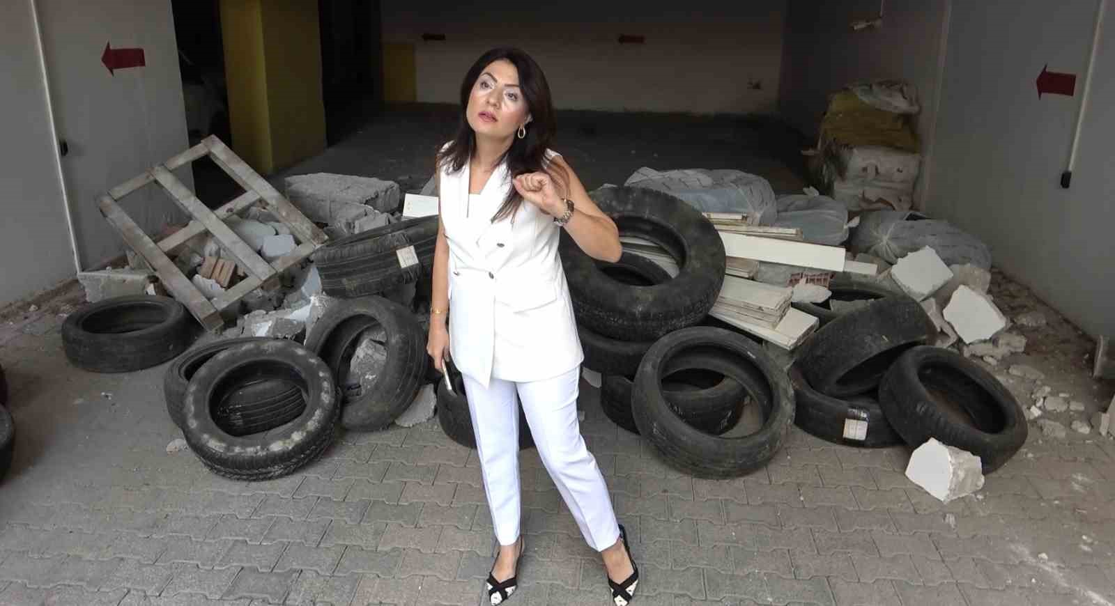 KONUYLA İLGİLİ İHA MUHABİRİNE KONUŞAN ÖZEN PLAZA YÖNETİCİSİ NAZAN AKÇA SUBAŞI, OTOPARKIN BAYSAN İŞ MERKEZİ VE ÖZEN PLAZA’NIN ORTAK OTOPARKI OLDUĞUNU SÖYLEYEREK, “BİZ BU OTOPARKI ORTAK OTOPARK OLMASINA RAĞMEN YILLARDIR KULLANAMIYORUZ" DEDİ.
