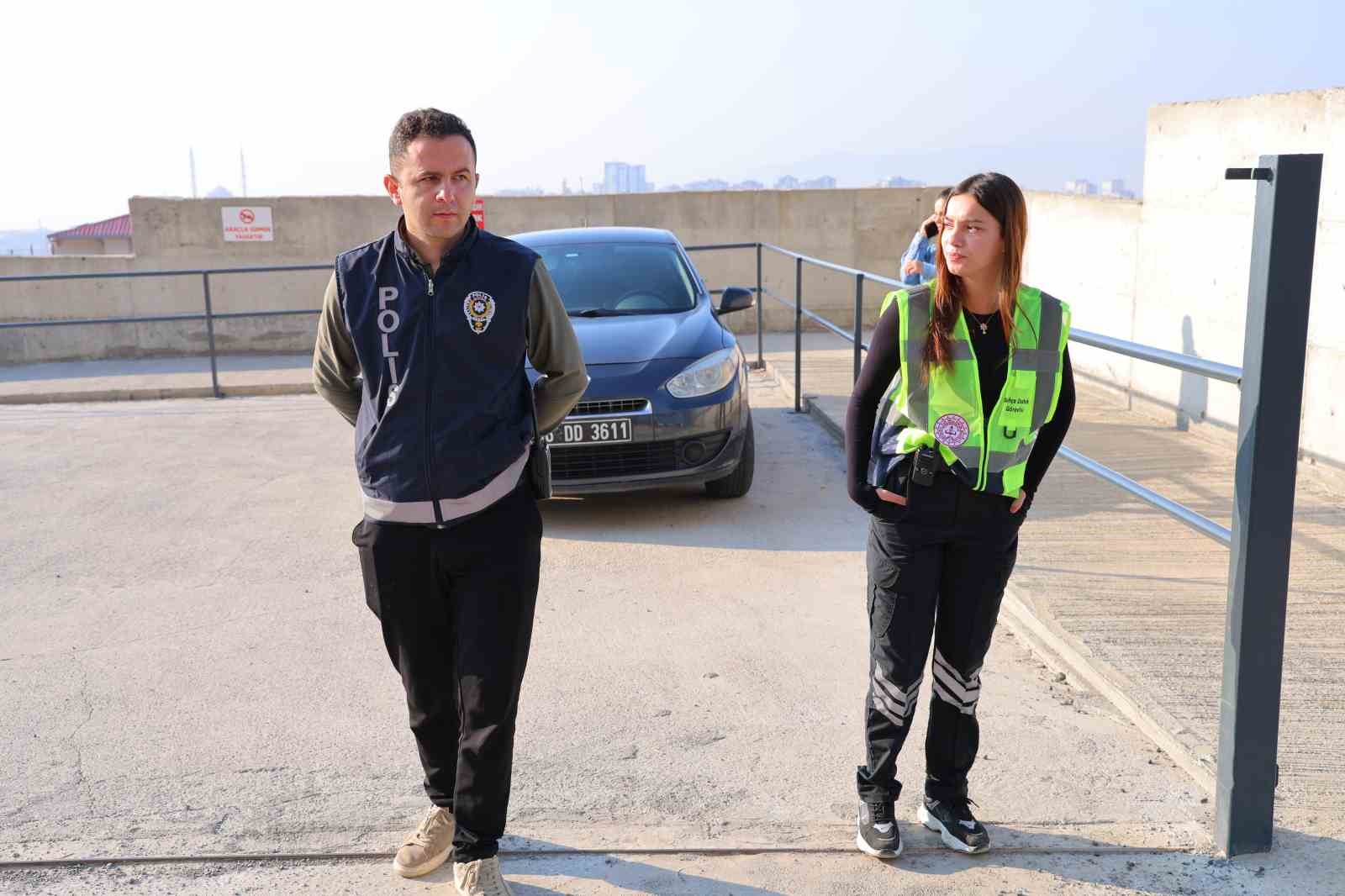 KAHRAMANMARAŞ'TA OKULLARIN GİRİŞ VE ÇIKIŞLARINDA ÖZEL GÜVENLİK GÖREVLİLERİNİN YANI SIRA POLİS EKİPLERİ DE GÖREV YAPMAYA BAŞLADI