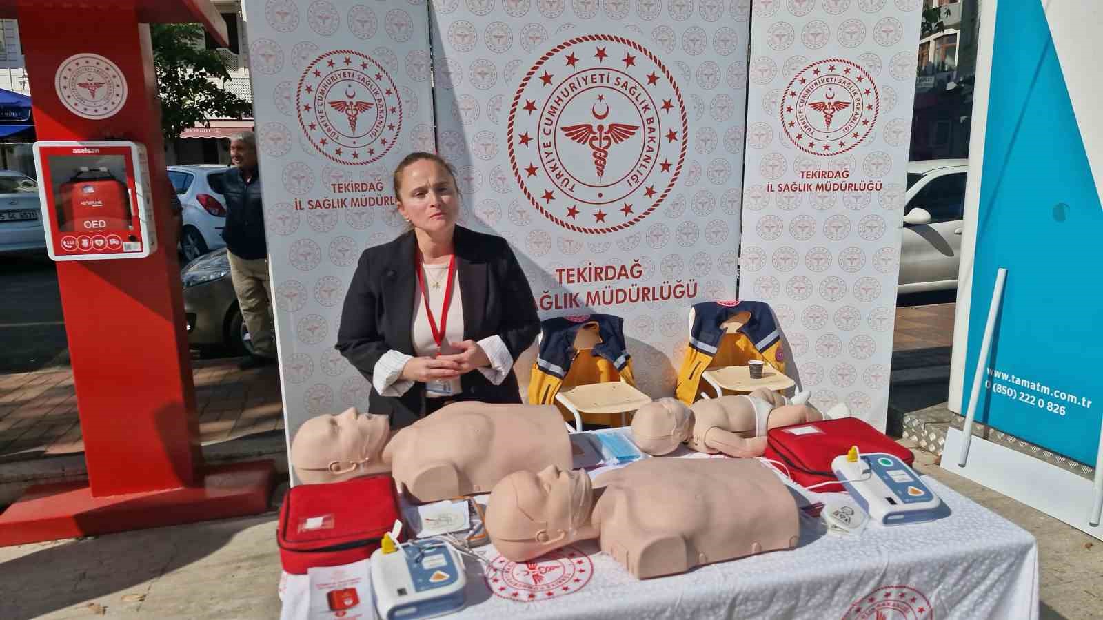 TEKİRDAĞ'DA ANİ KALP ÖLÜMLERİNE KARŞI YENİ BİR UYGULAMA HAYATA GEÇİRİLDİ. 112 ACİL ÇAĞRI MERKEZİ'NE EN YOĞUN İHBARLARIN ULAŞTIĞI BÖLGELER DİKKATE ALINARAK SÜLEYMANPAŞA, ÇORLU VE ÇERKEZKÖY İLÇELERİNDE OTOMATİK ELEKTRO KARDİYOVERSİYON CİHAZLARI VATANDAŞLARIN KULLANIMINA SUNULDU.