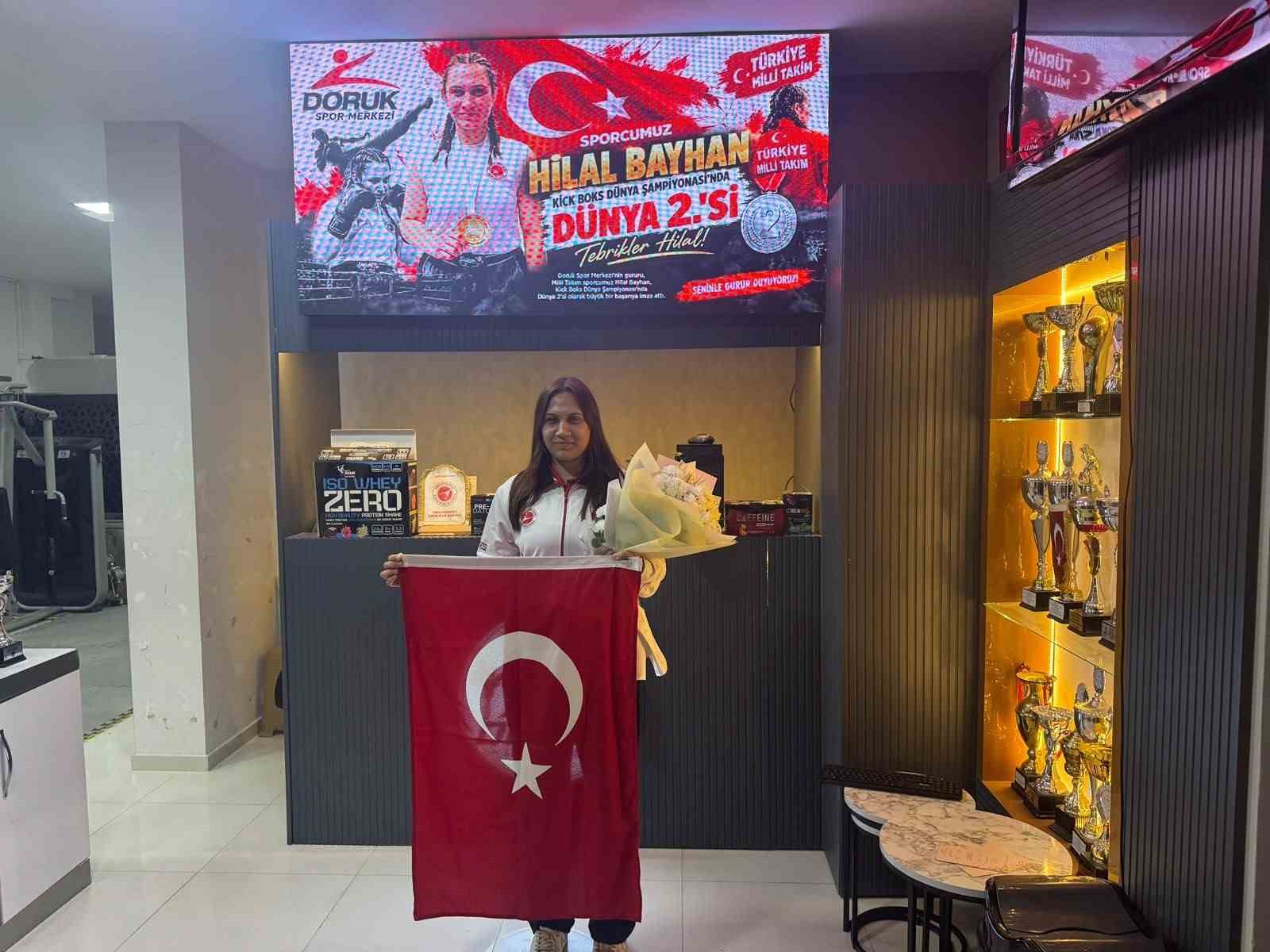 İTALYA’DA DÜZENLENEN KİCK BOKS GENÇLER DÜNYA ŞAMPİYONASI’NDA +70 KİLODA DÜNYA İKİNCİSİ OLAN DENİZLİLİ MİLLİ SPORCU HİLAL BAYHAN, ÇARDAK HAVALİMANI’NDA MEŞALELER VE ALKIŞLARLA KARŞILANDI.