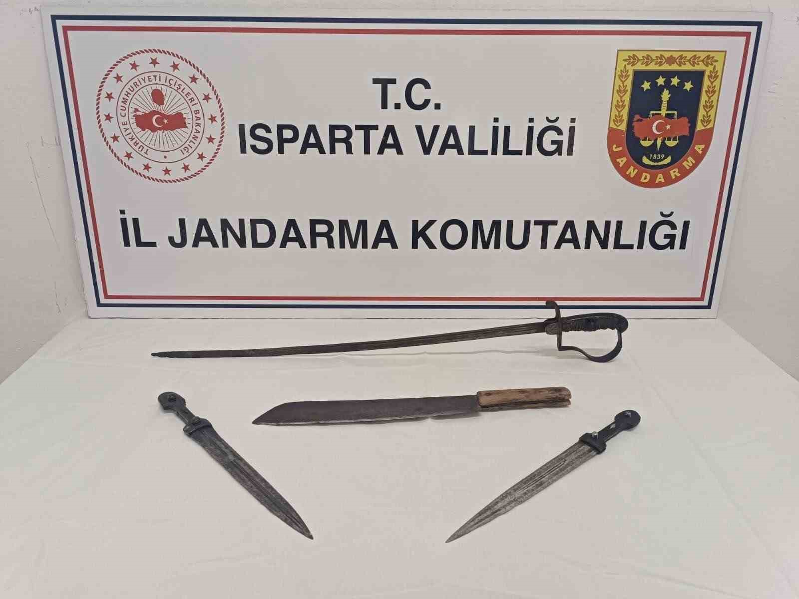 ISPARTA İL JANDARMA KOMUTANLIĞI EKİPLERİNCE SON 3 AYDA DÜZENLENEN 10 OPERASYONDA, 30 SİKKE, OSMANLI SUBAY KILICI VE ÇEŞİTLİ KAZI MALZEMELERİ ELE GEÇİRİLDİ. OPERASYONLARDA 20 ŞÜPHELİ HAKKINDA ADLİ İŞLEM BAŞLATILDI.