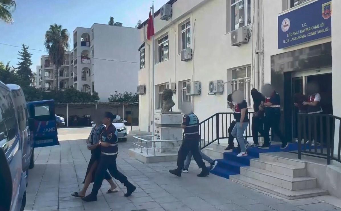 MERSİN'DE SAHTE SOSYAL MEDYA HESAPLARI ÜZERİNDEN ULAŞTIKLARI BAZI KİŞİLERİN MÜSTEHCEN GÖRÜNTÜLERİNİ KULLANARAK ŞANTAJ YAPAN 5 ŞÜPHELİ YAKALANDI, 4'Ü TUTUKLANDI.