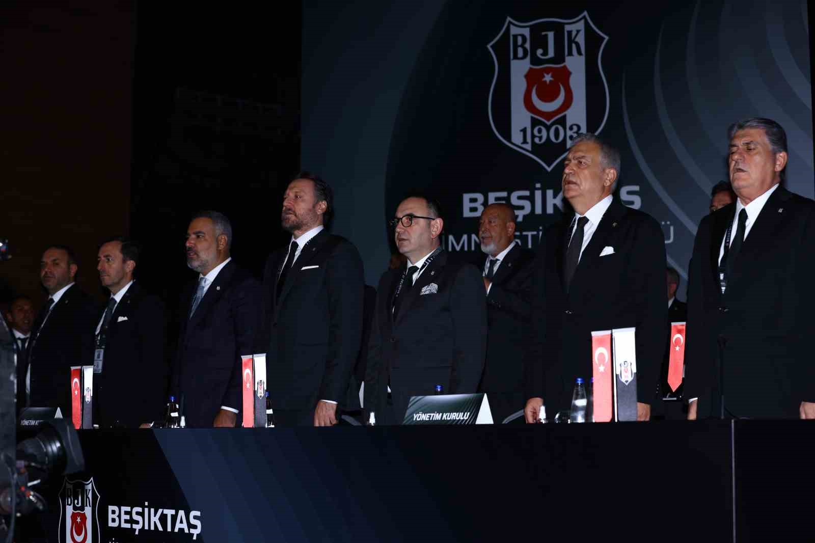 HALİÇ KONGRE MERKEZİ'NDE GERÇEKLEŞEN OLAĞAN İDARİ VE MALİ GENEL KURUL TOPLANTISI, SAYGI DURUŞUNDA BULUNULMASI VE İSTİKLAL MARŞI'NIN OKUNMASIYLA BAŞLADI.
