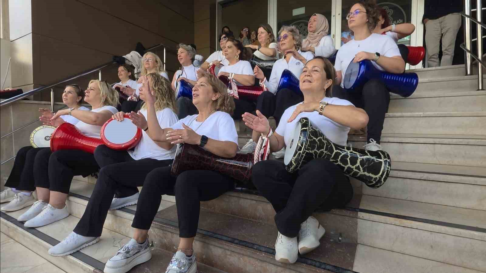 KENT KONSEYİ'NİN RİTİMLERİ İLE COŞAN YAŞLILAR, GÜNÜN TADINI ÇIKARTARAK BALIKESİR VALİLİĞİ ÖNÜNDE DOYASIYA KURTLARINI DÖKTÜ.