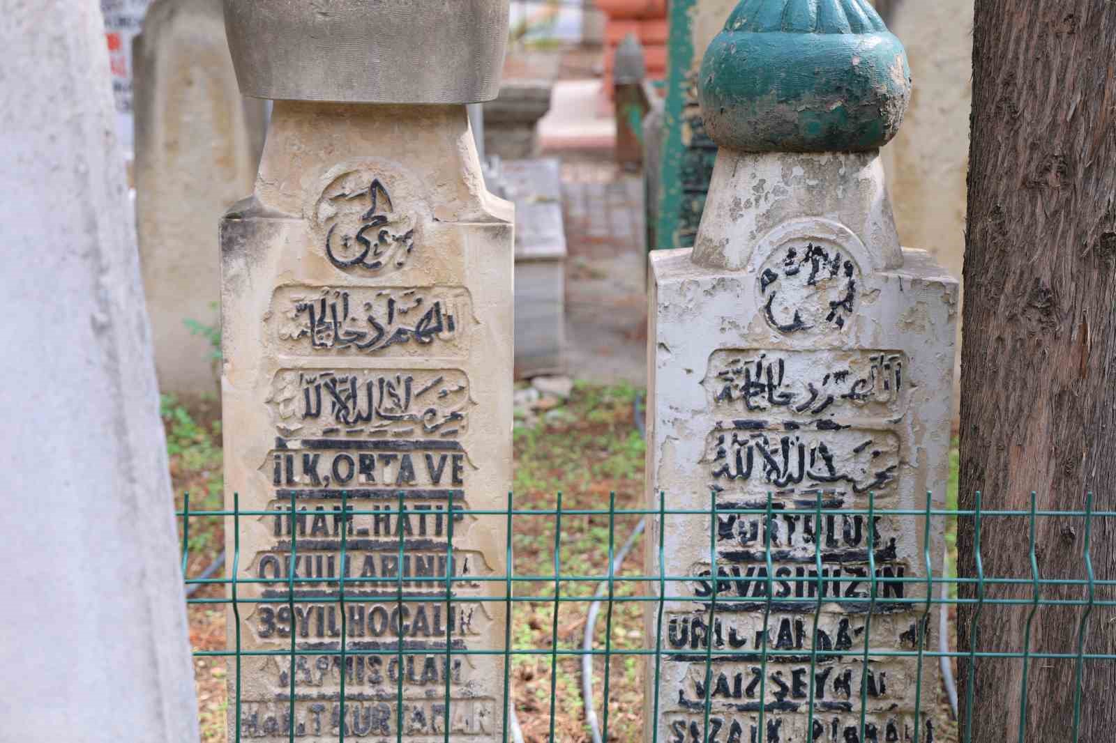MARAŞ MİLLİ MÜCADELE DÖNEMİ KAHRAMANLARINDAN ŞEYH ALİ SEZAİ EFENDİNİN MEZARI (SONRADAN OĞULARI TARAFINDAN EKLENEN MEZAR TAŞI)
