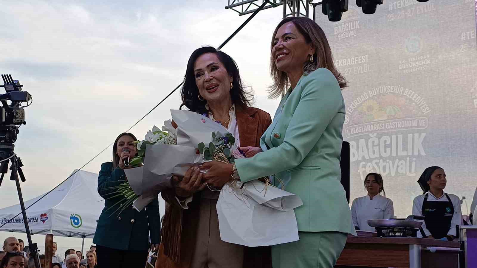 TEKİRDAĞ BÜYÜKŞEHİR BELEDİYESİ TARAFINDAN BU YIL İLK KEZ DÜZENLENEN 1. ULUSLARARASI GASTRONOMİ VE BAĞCILIK FESTİVALİ, BİRBİRİNDEN RENKLİ ETKİNLİKLERE SAHNE OLURKEN, FESTİVALİN EN DİKKAT ÇEKEN KONUKLARINDAN BİRİ TÜRK SİNEMASININ EFSANE İSMİ TÜRKAN ŞORAY OLDU. "SULTAN" LAKAPLI ÜNLÜ OYUNCU, TEKİRDAĞ’IN YÖRESEL LEZZETLERİNİN TANITILDIĞI FESTİVAL ALANINDA ADETA SULTAN SOFRASINA KONUK OLDU.